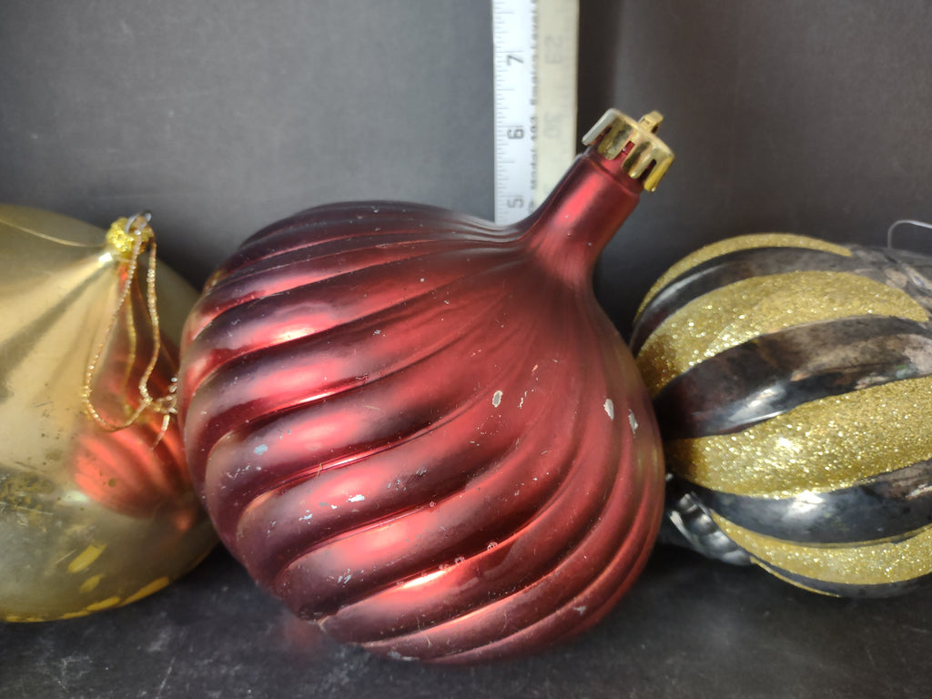 Vintage Plastic Christmas Ornaments Red Gold Set of 5 Holiday [4834]