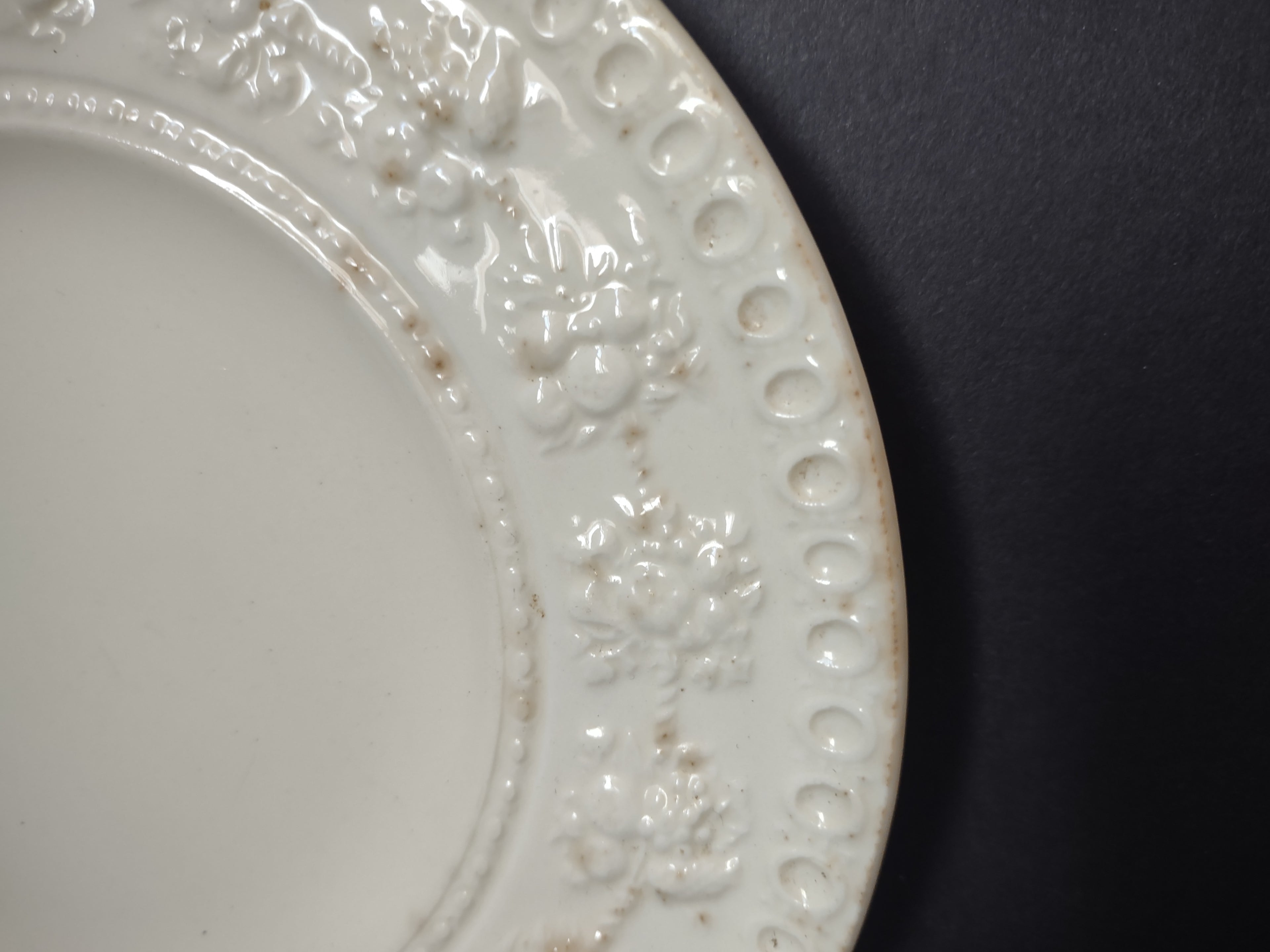 Vintage Wedgwood Wellesley Cream Embossed Plate Made in England [6311]