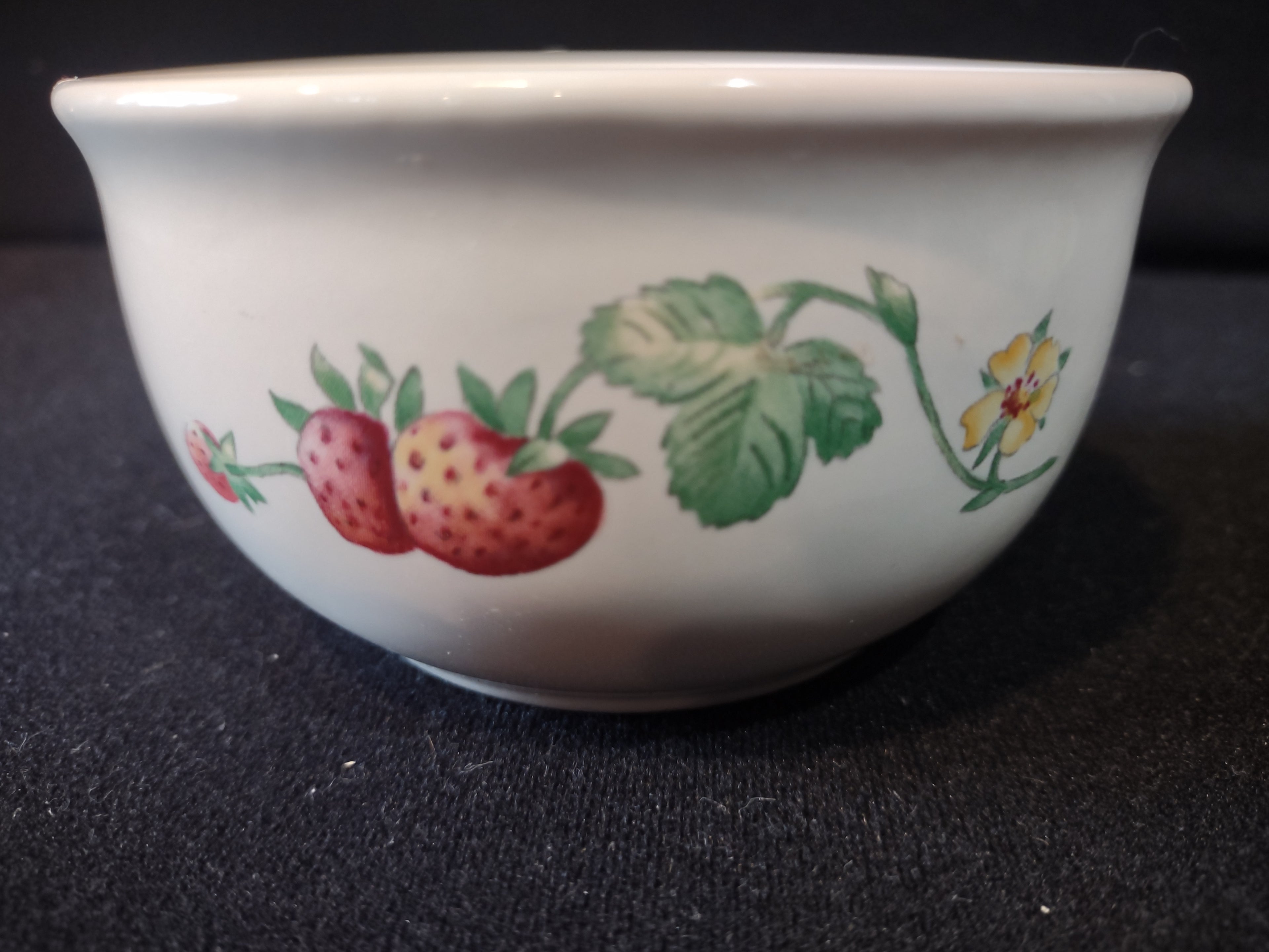 Vintage Pfaltzgraff Berry Basket Berry Bowl Stoneware Cottagecore [6328]