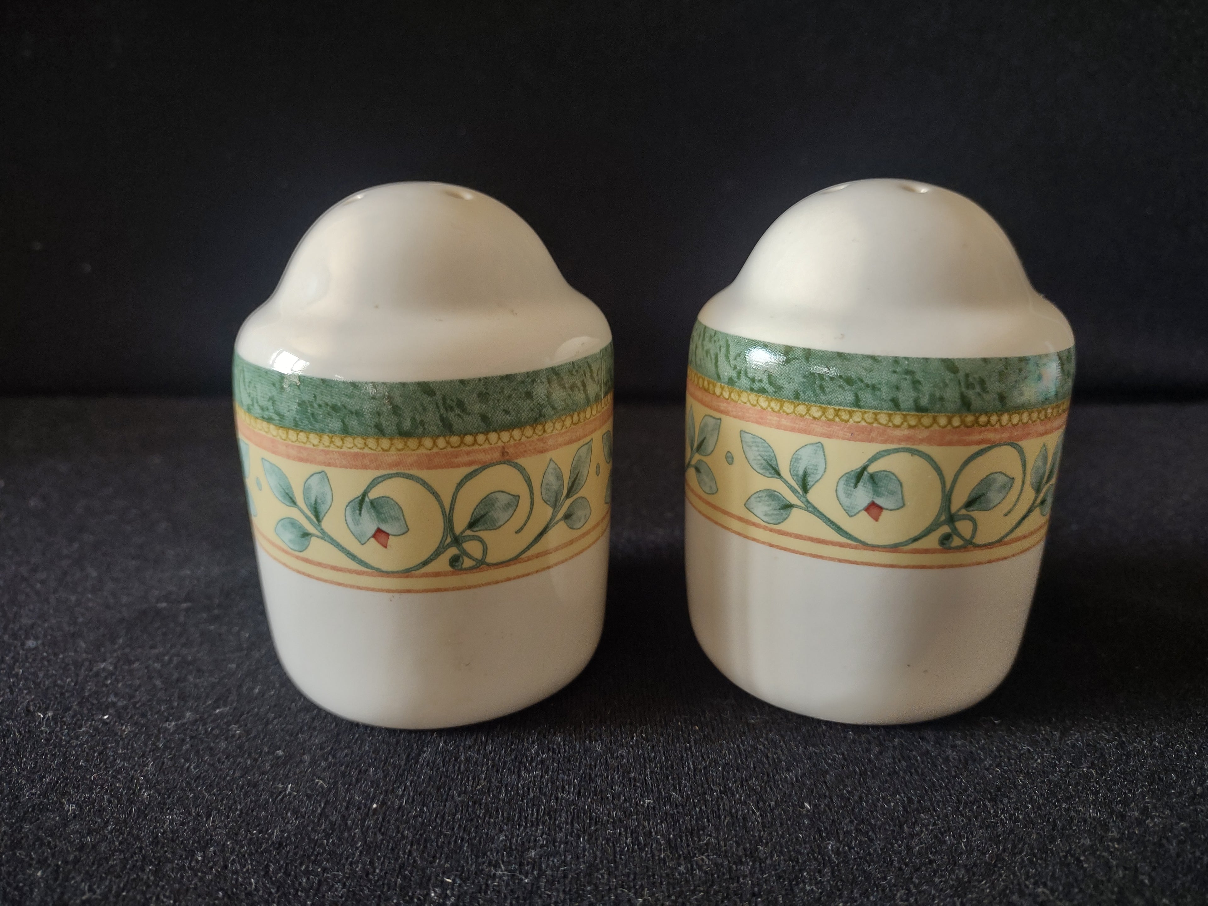 Vintage Pfaltzgraff French Quarter Salt & Pepper Shaker Set [6331]