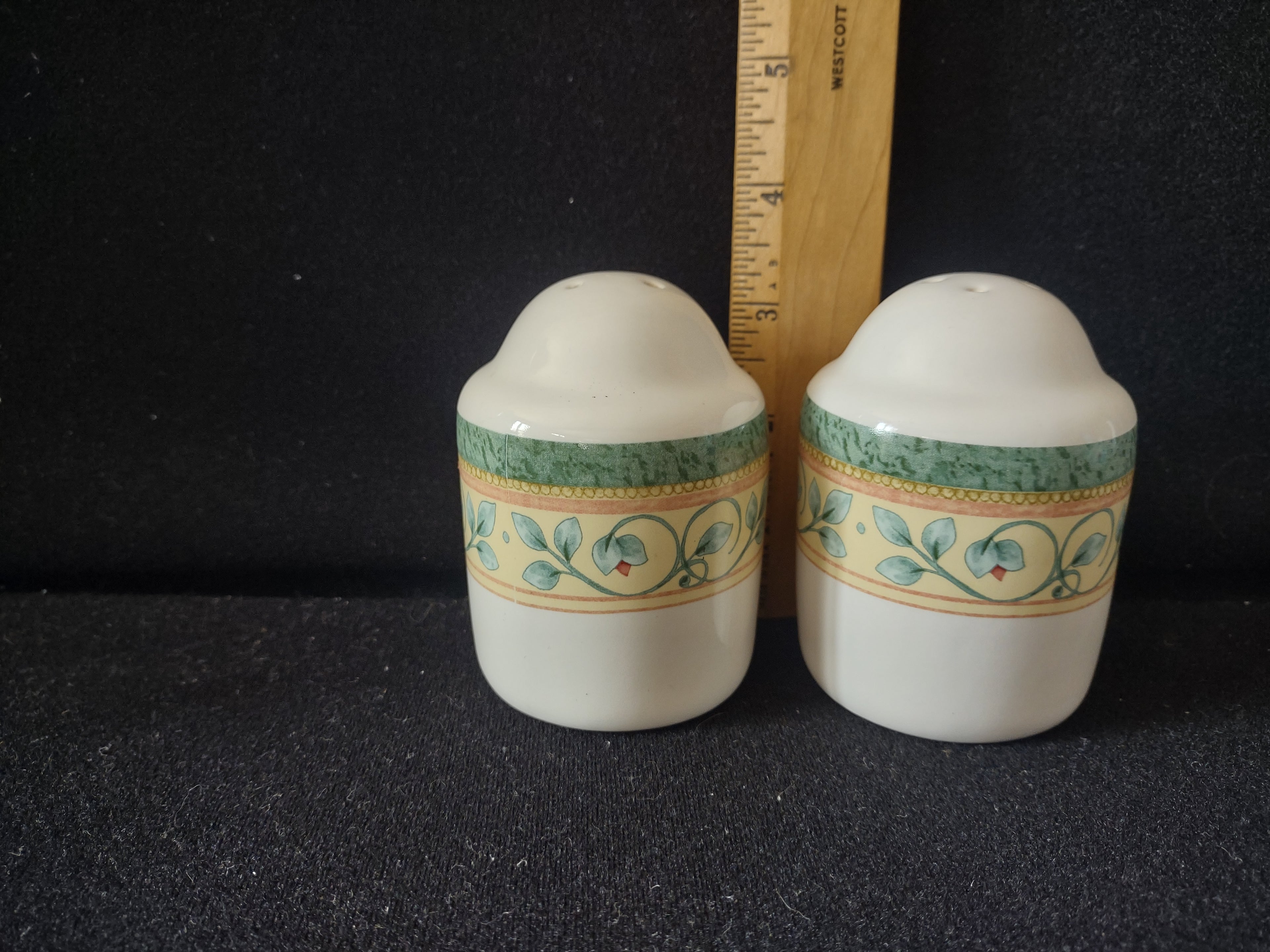 Vintage Pfaltzgraff French Quarter Salt & Pepper Shaker Set [6331]