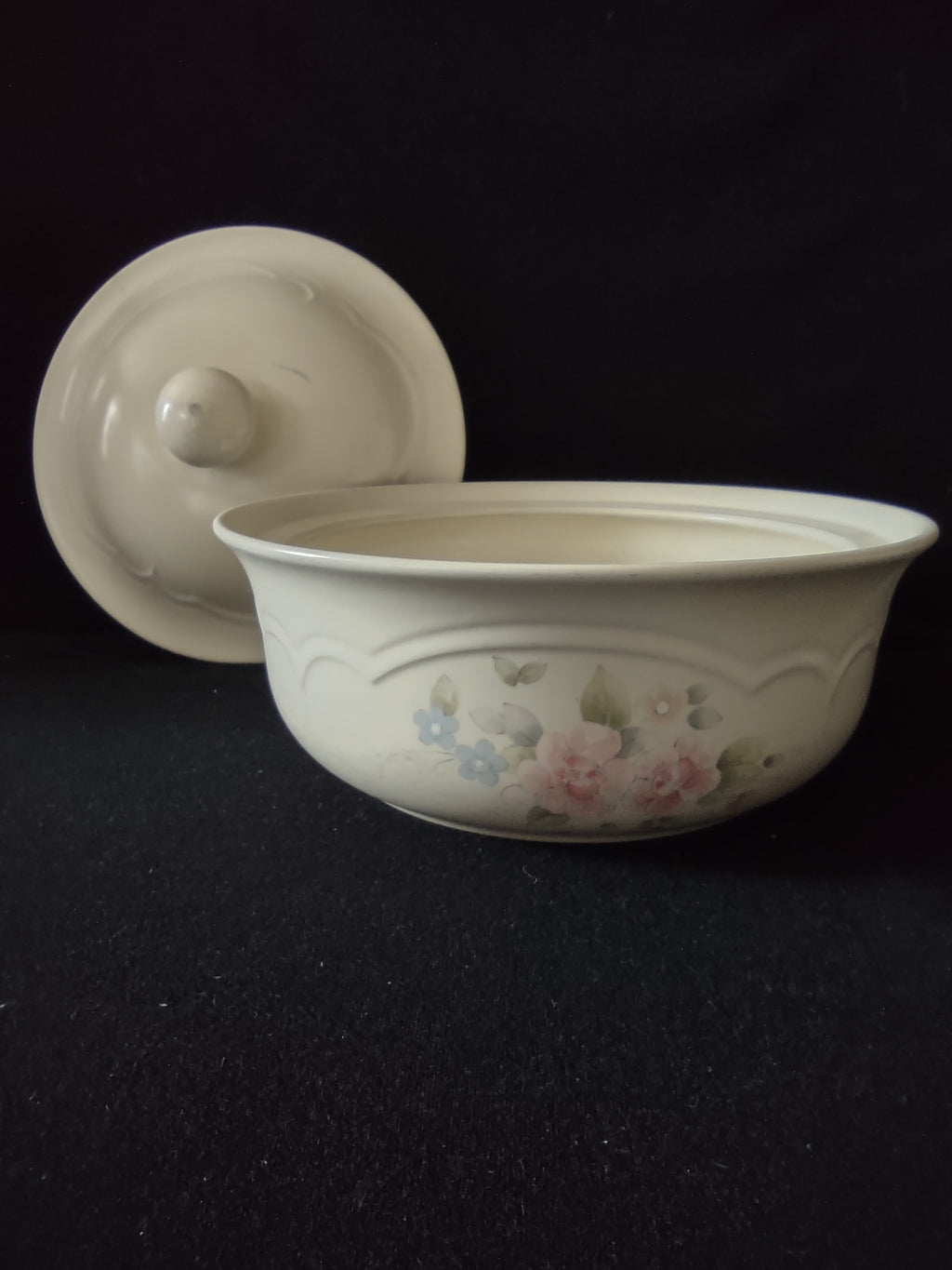 Vintage Pfaltzgraff Tea Rose Covered Casserole Bowl Pink Blue Floral Cream USA [6393]