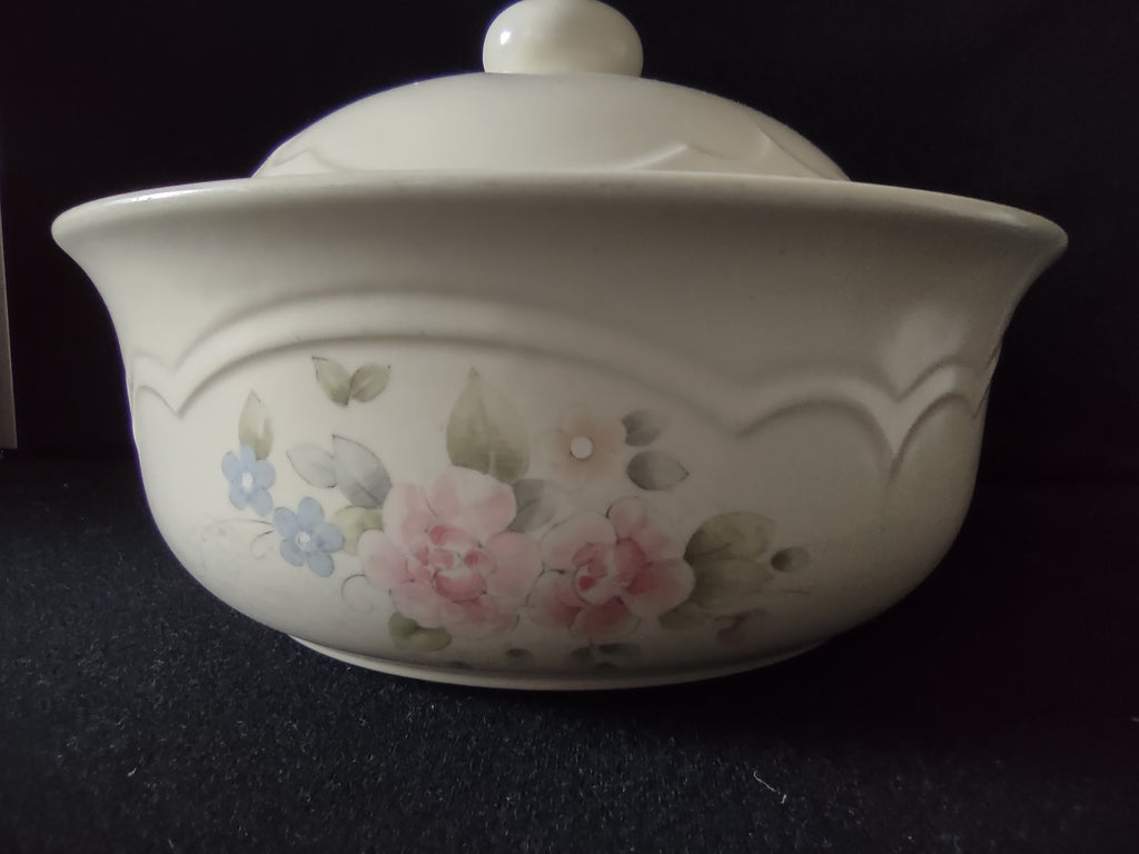 Vintage Pfaltzgraff Tea Rose Covered Casserole Bowl Pink Blue Floral Cream USA [6393]