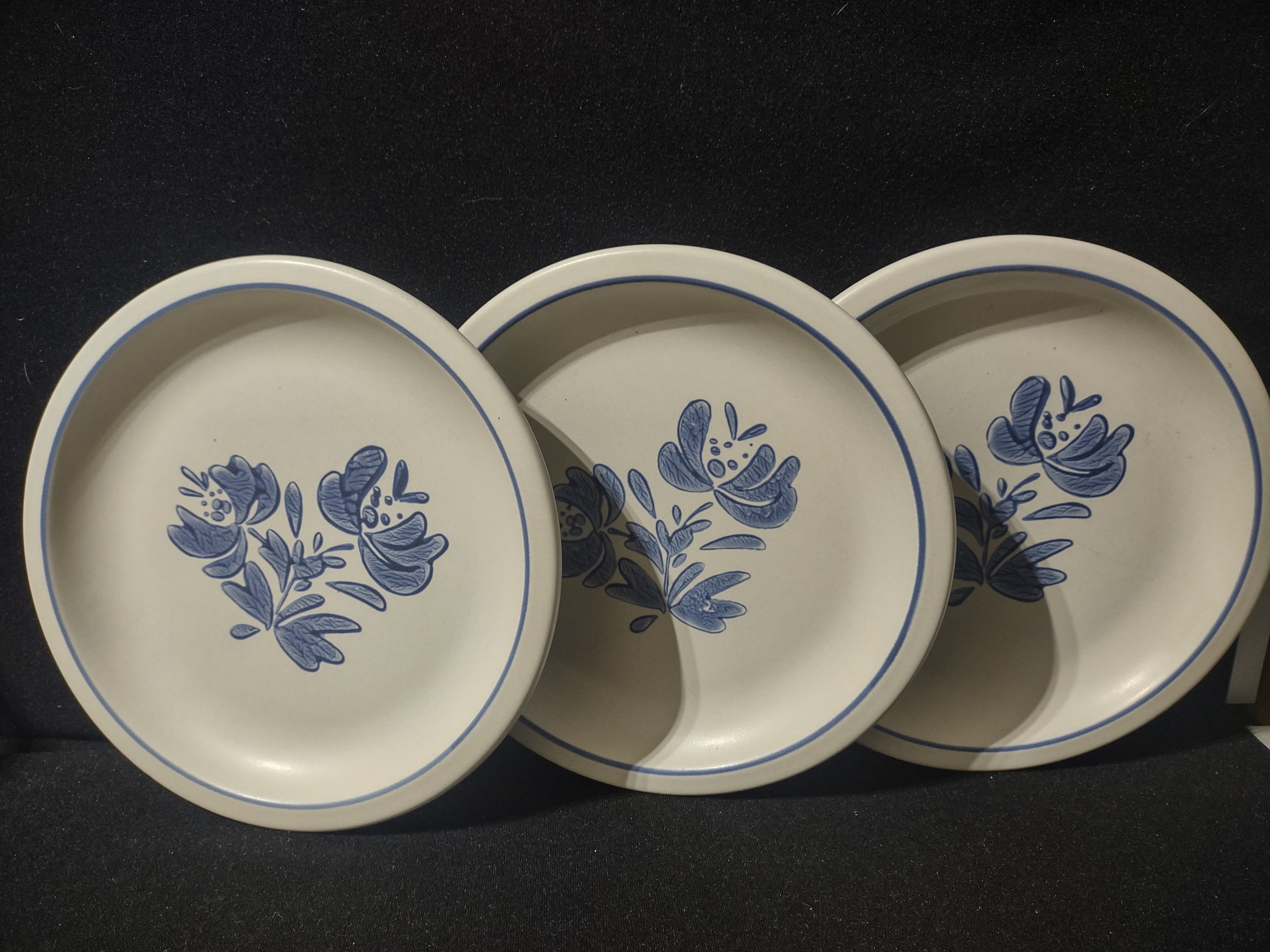 Vintage Pfaltzgraff Yorktowne Blue Floral Salad Plates 8.5 Inch Set of 3 [6422]