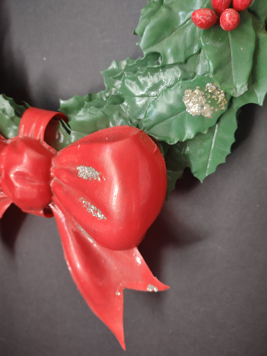 Vintage Hard Plastic Christmas Wreath Holly Red Bow Silver Glitter 12 In [4846]