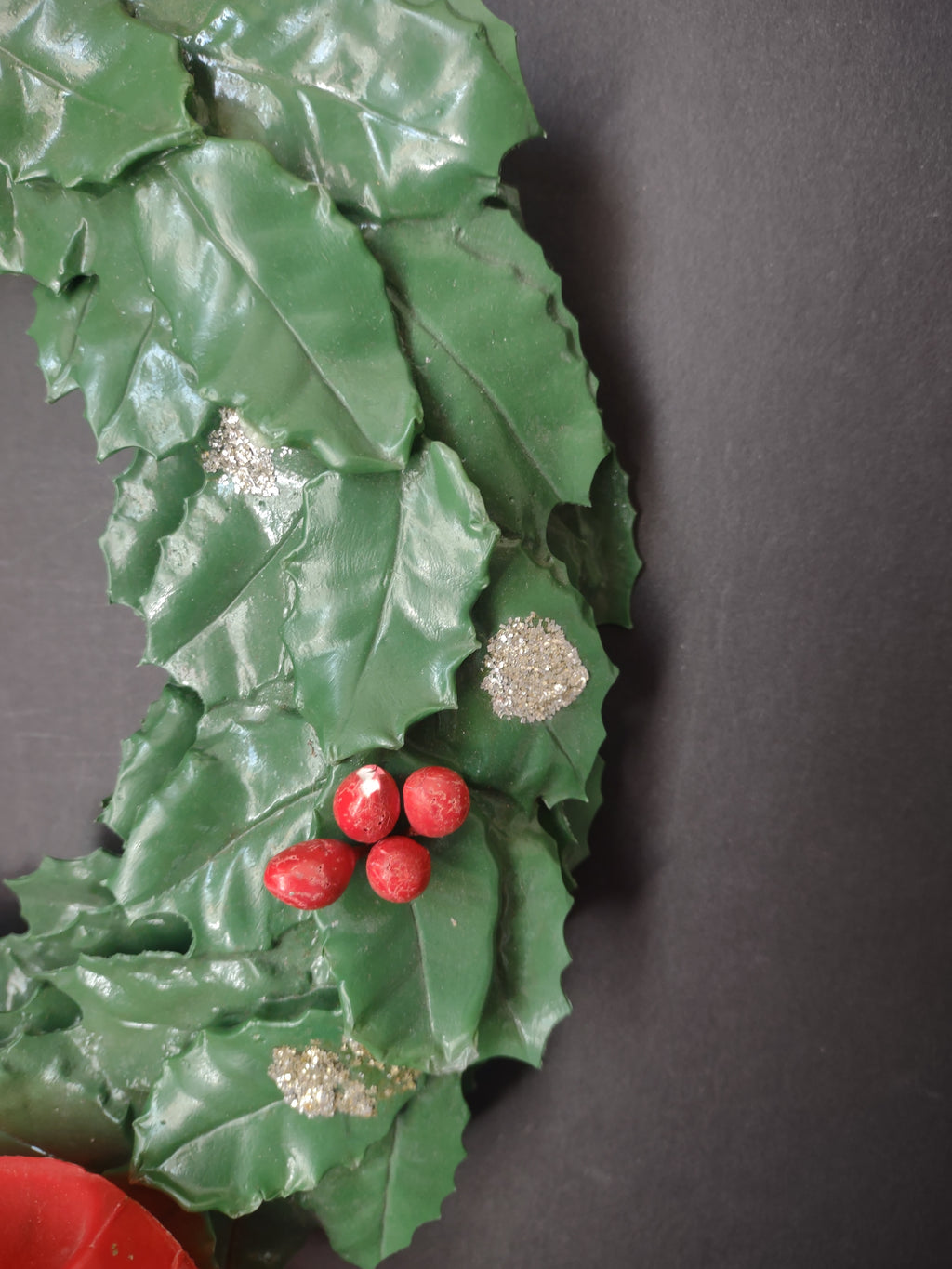 Vintage Hard Plastic Christmas Wreath Holly Red Bow Silver Glitter 12 In [4846]