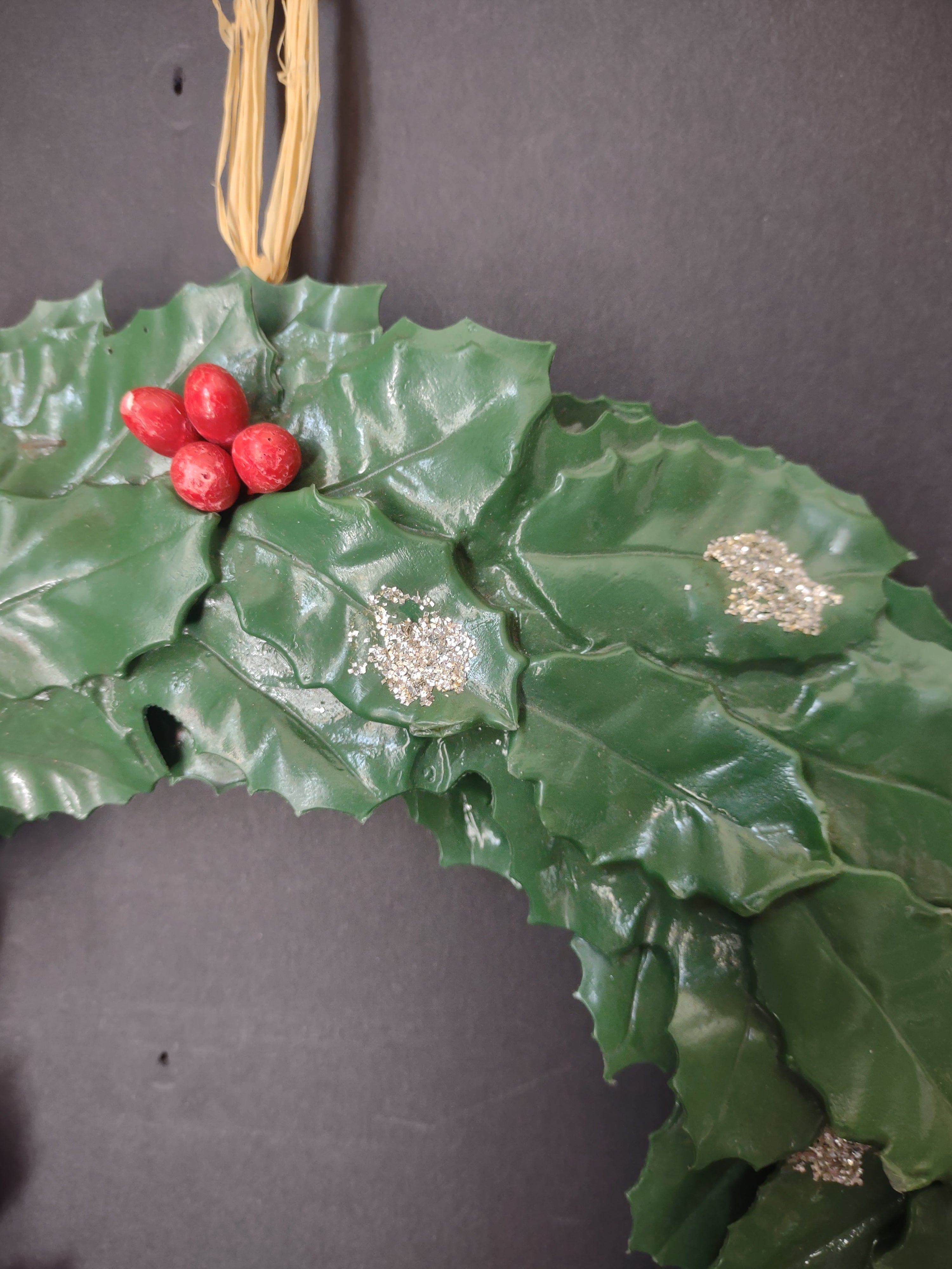 Vintage Hard Plastic Christmas Wreath Holly Red Bow Silver Glitter 12 In [4846]