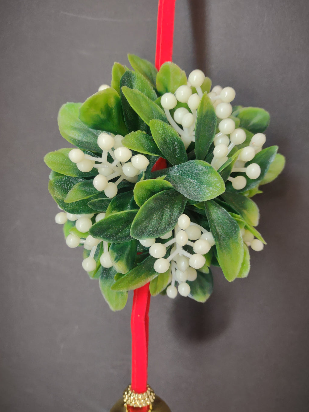 Vintage Plastic Mistletoe Kissing Ball Gold Jingle Bell Red Ribbon Hanger [4851]