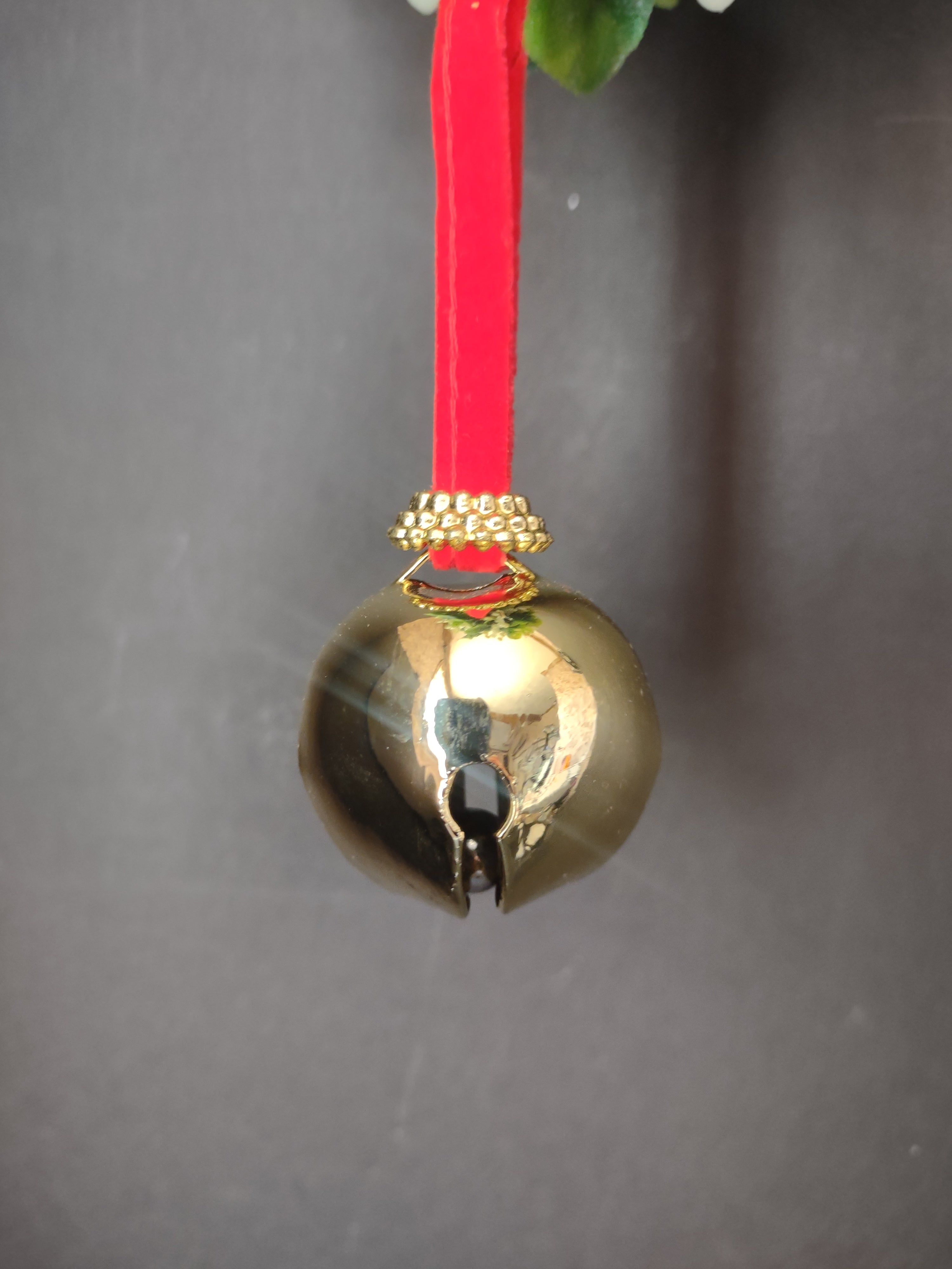 Vintage Plastic Mistletoe Kissing Ball Gold Jingle Bell Red Ribbon Hanger [4851]