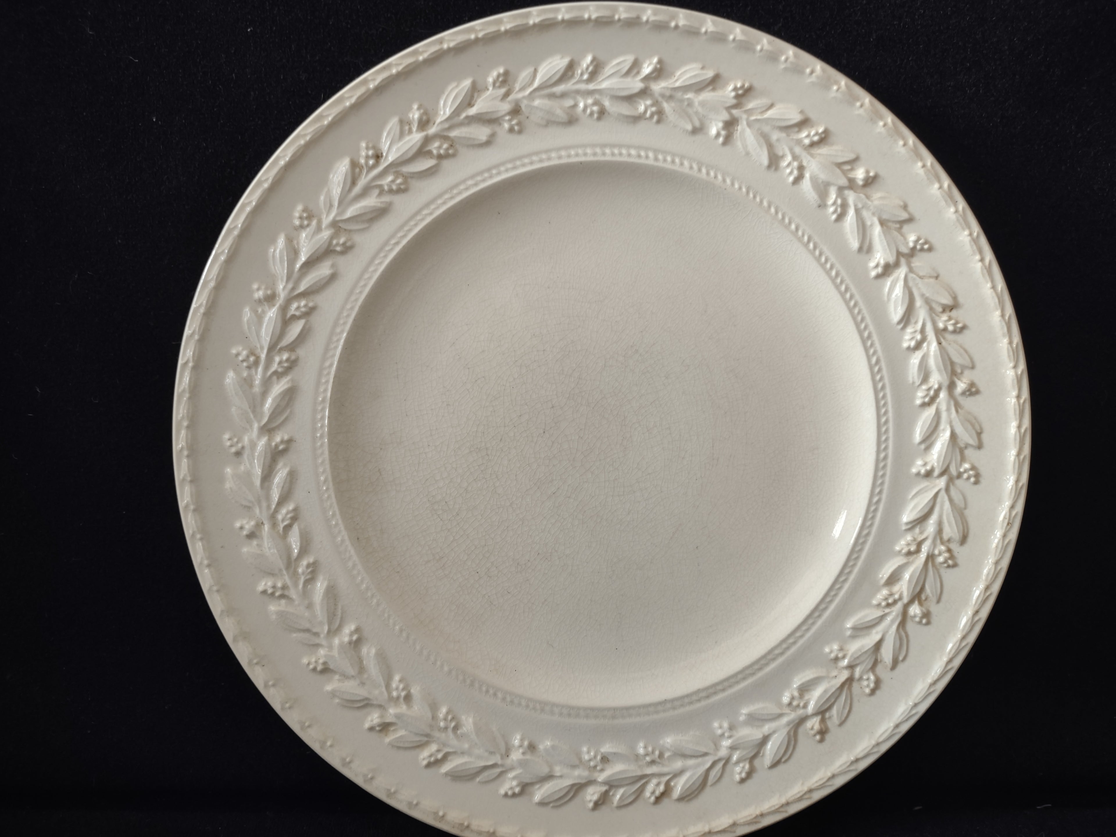 Vintage Wedgwood Queens Ware Embossed Laurel Plate Crazing Earthenware England [6560]