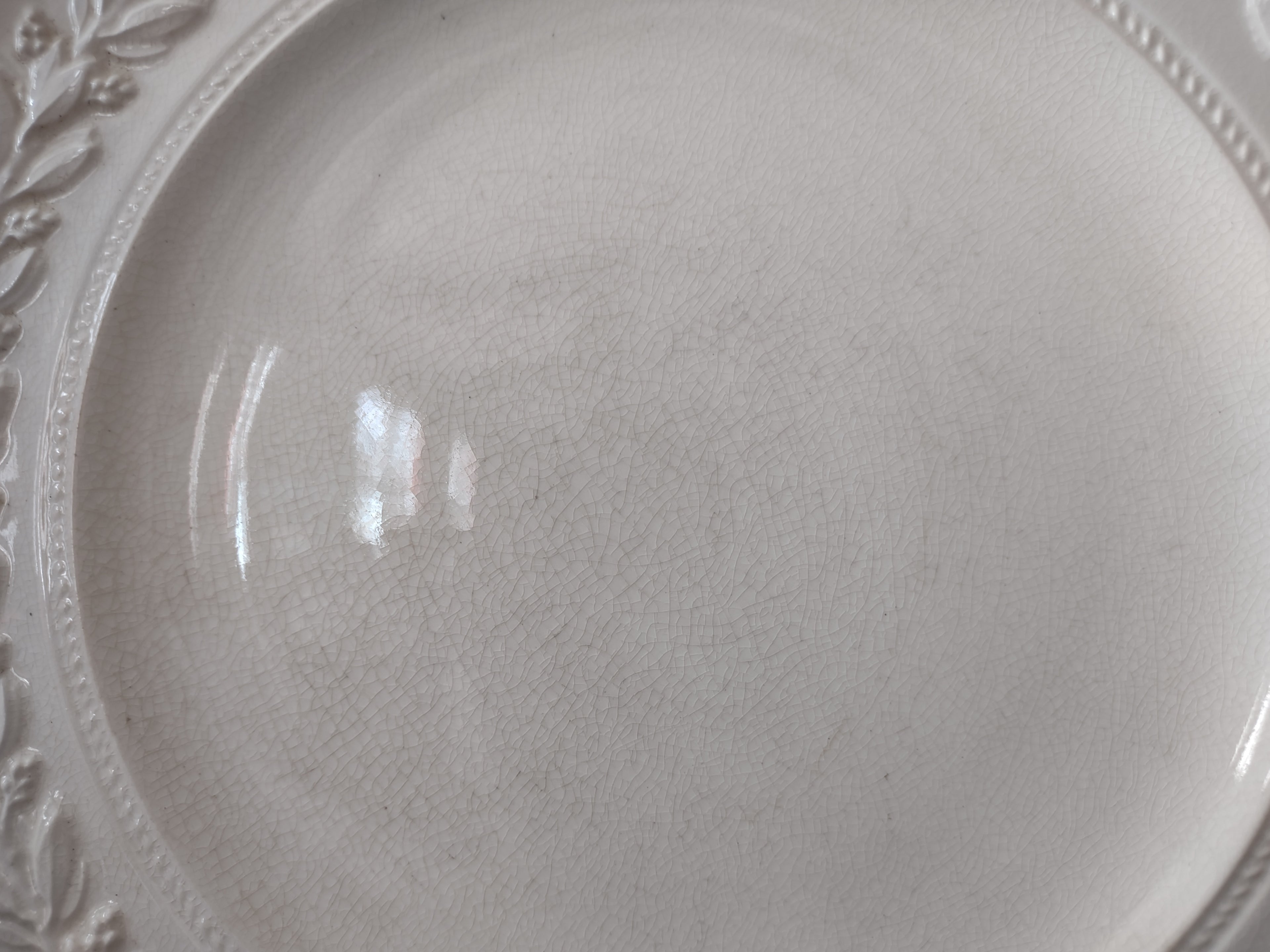 Vintage Wedgwood Queens Ware Embossed Laurel Plate Crazing Earthenware England [6560]