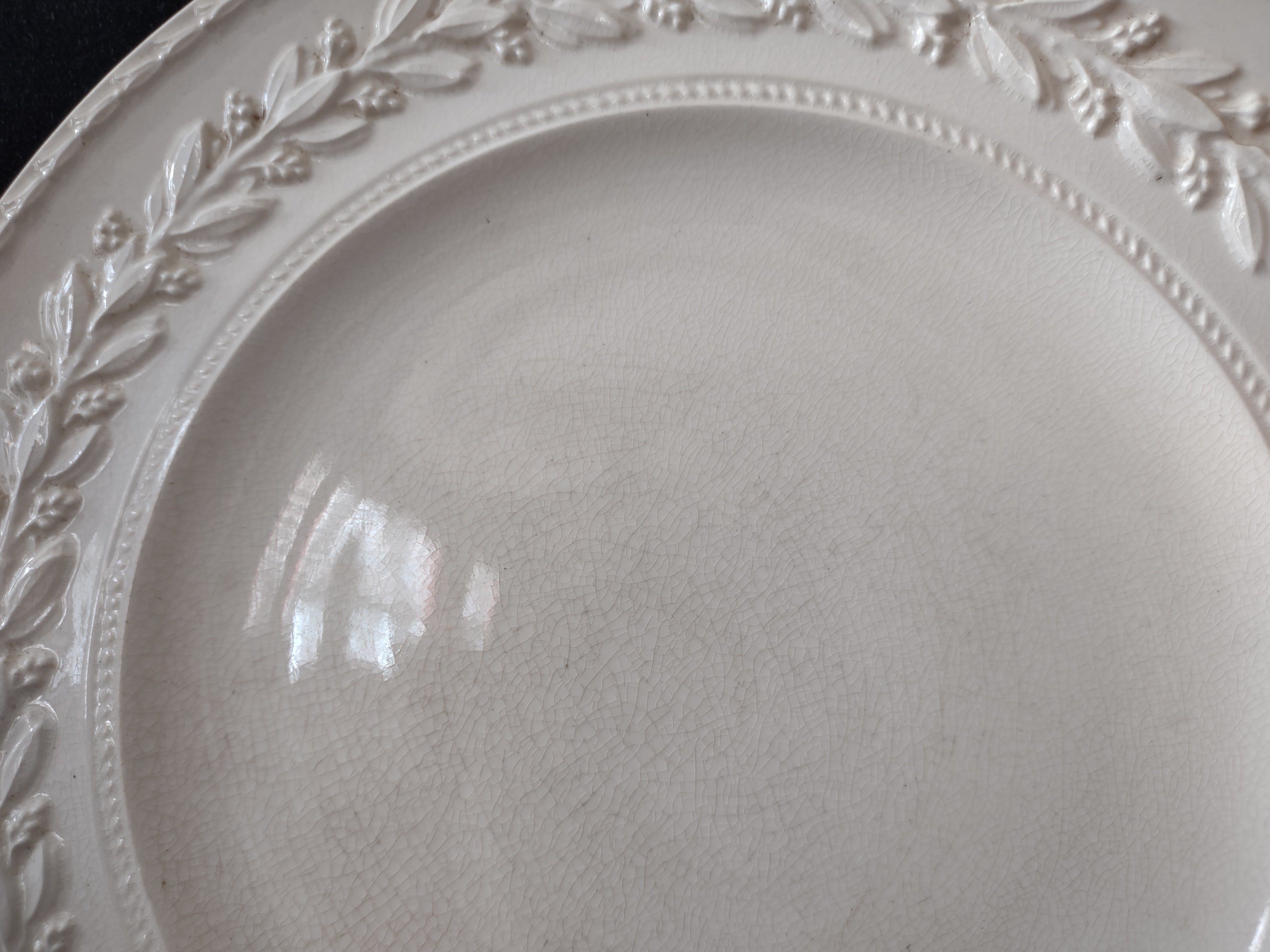 Vintage Wedgwood Queens Ware Embossed Laurel Plate Crazing Earthenware England [6560]