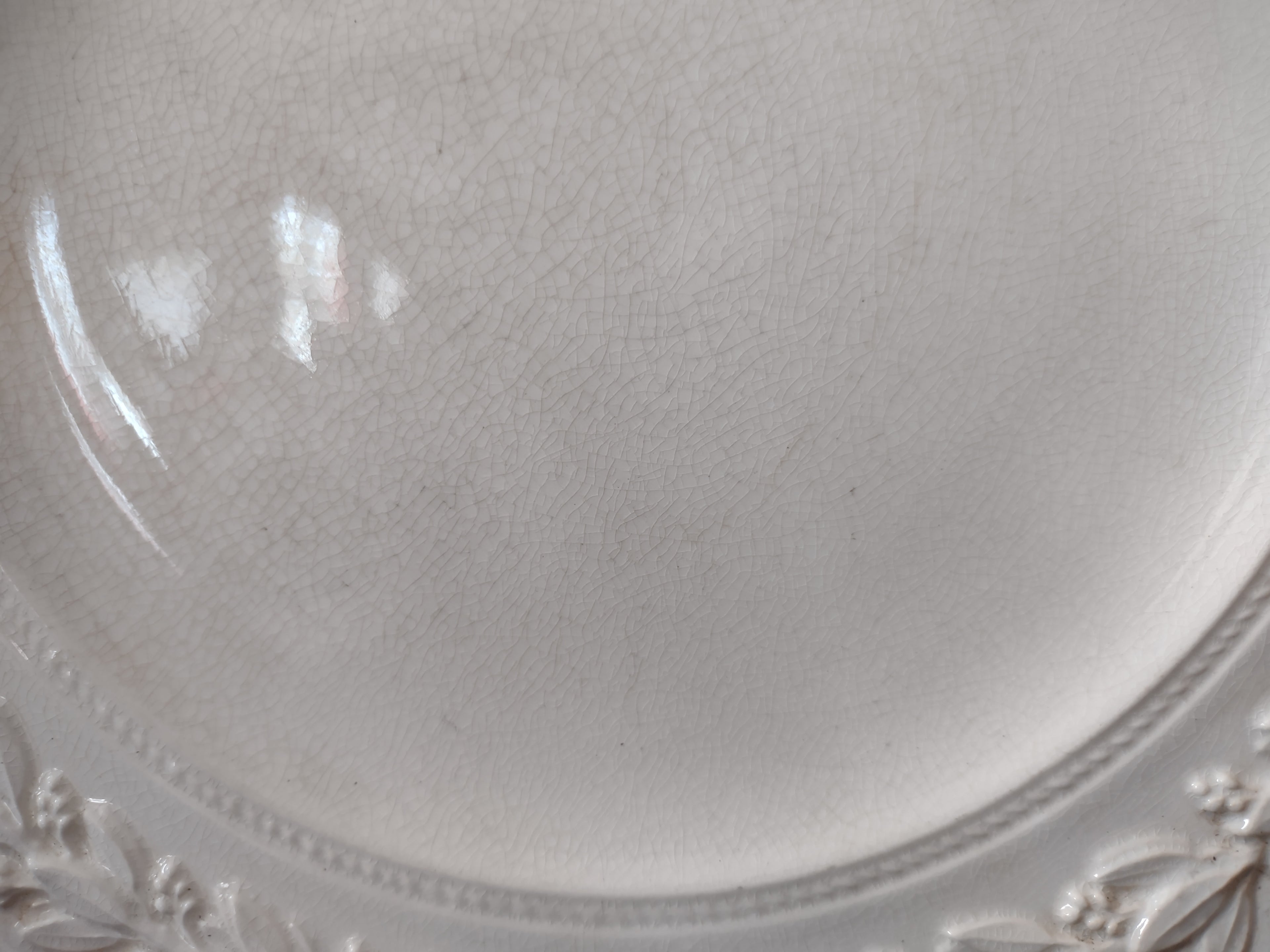Vintage Wedgwood Queens Ware Embossed Laurel Plate Crazing Earthenware England [6560]