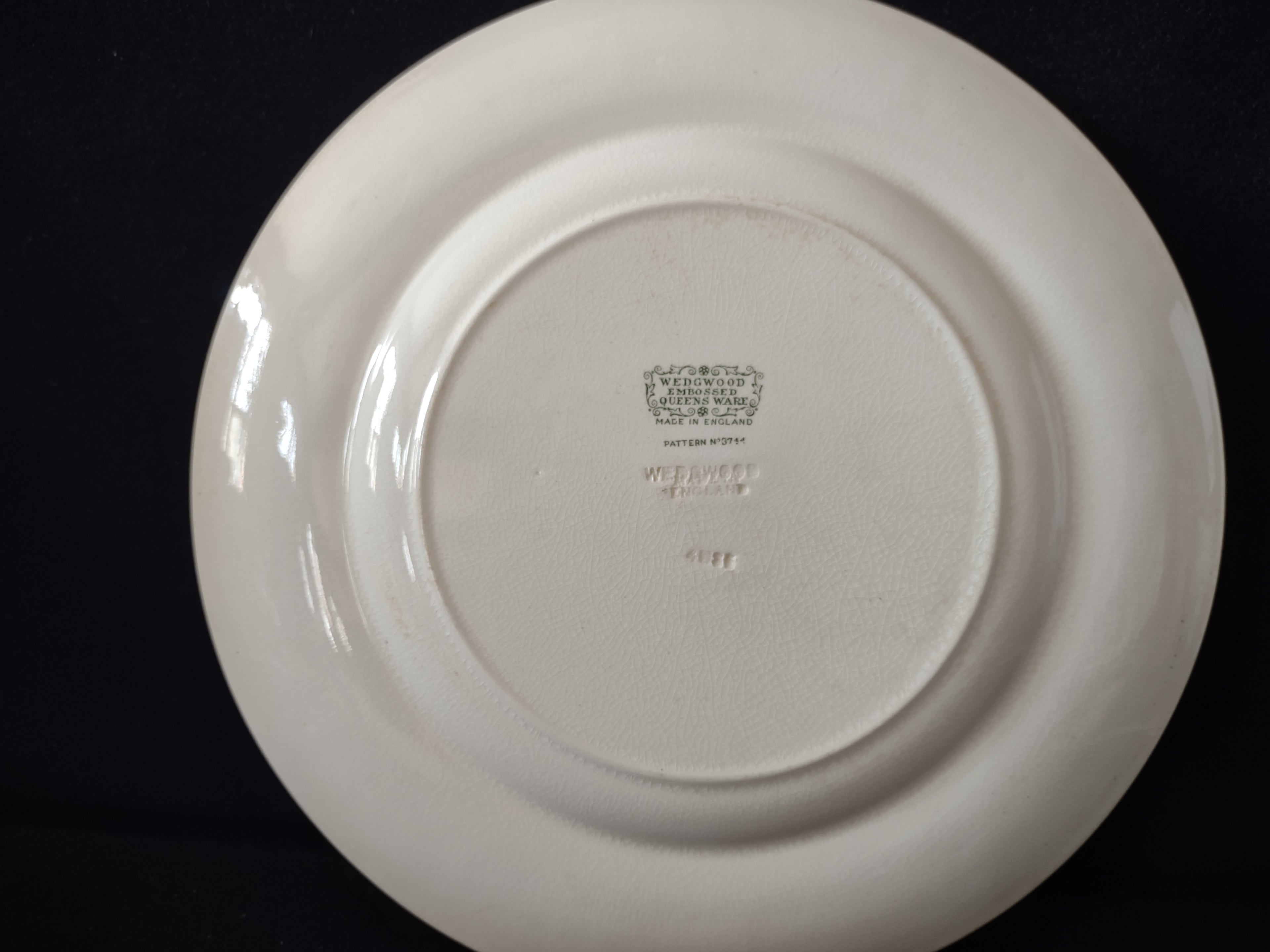 Vintage Wedgwood Queens Ware Embossed Laurel Plate Crazing Earthenware England [6560]