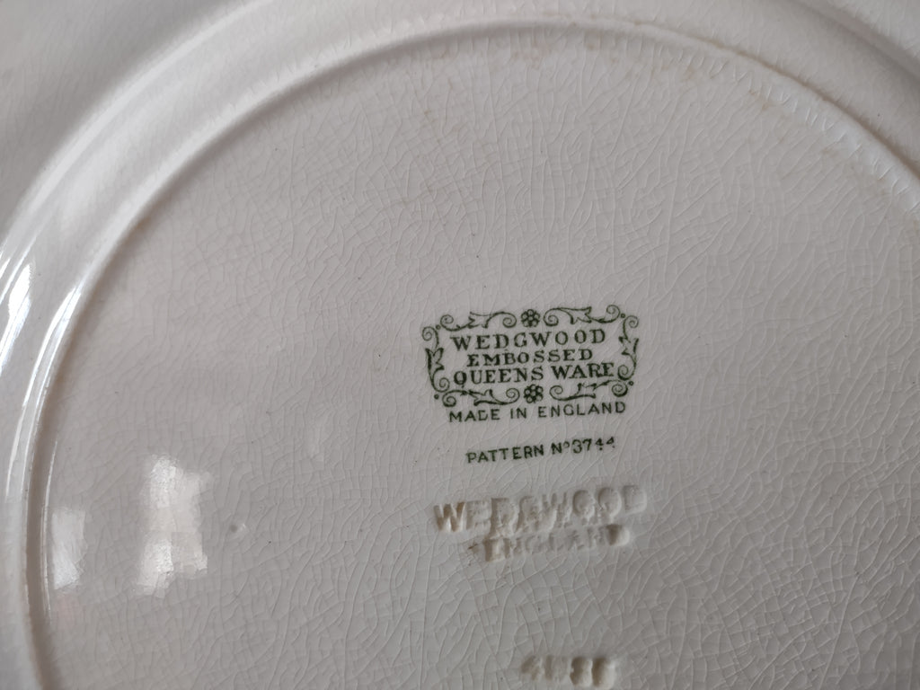 Vintage Wedgwood Queens Ware Embossed Laurel Plate Crazing Earthenware England [6560]