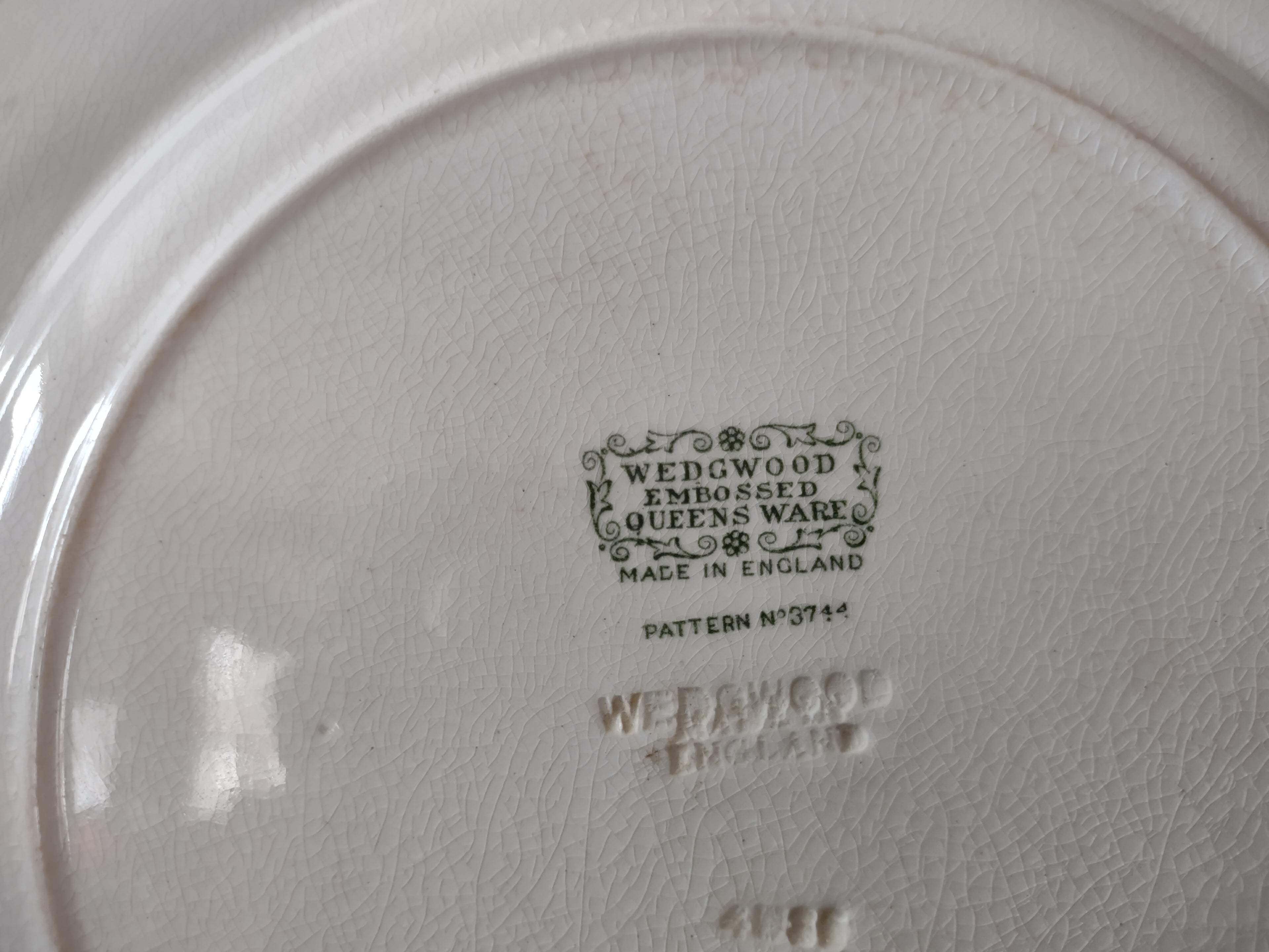 Vintage Wedgwood Queens Ware Embossed Laurel Plate Crazing Earthenware England [6560]