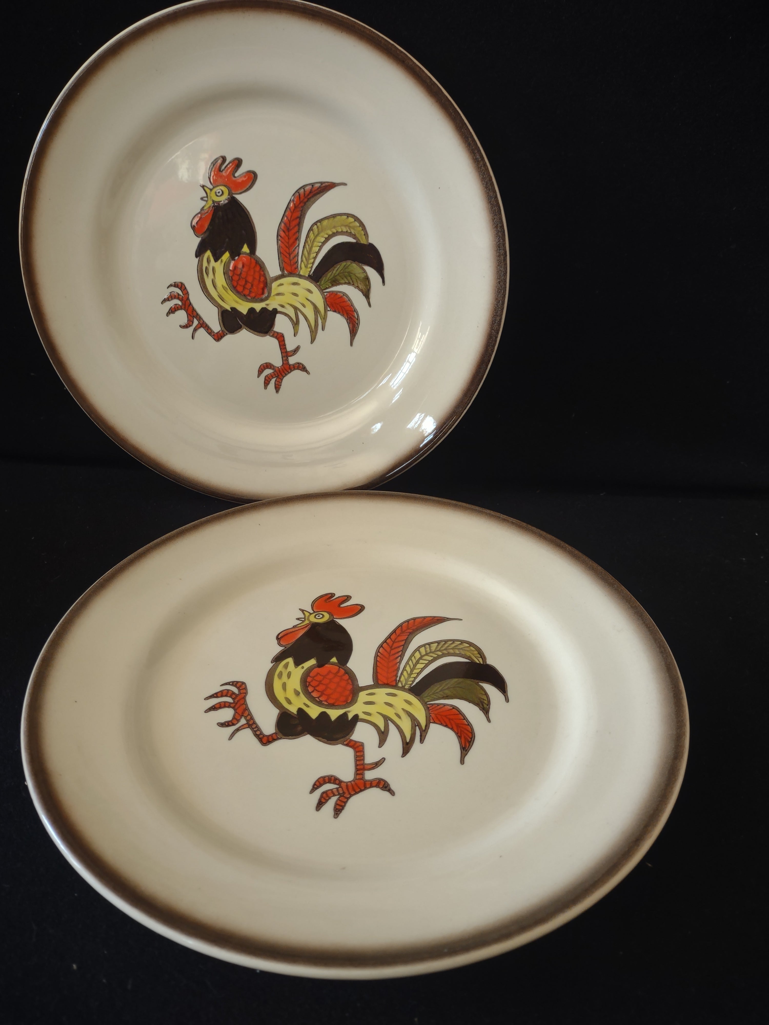Vintage Metlox Poppytrail Red Rooster Dinner Plates Set of 2 Cream [6568]