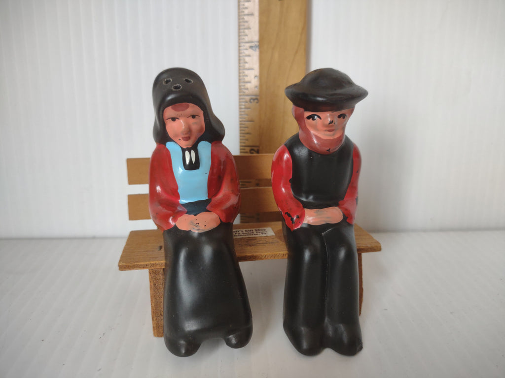 Vintage Amish Couple S&P Shakers on Wood Bench Rutt's Gift Shop Intercourse PA [6628]