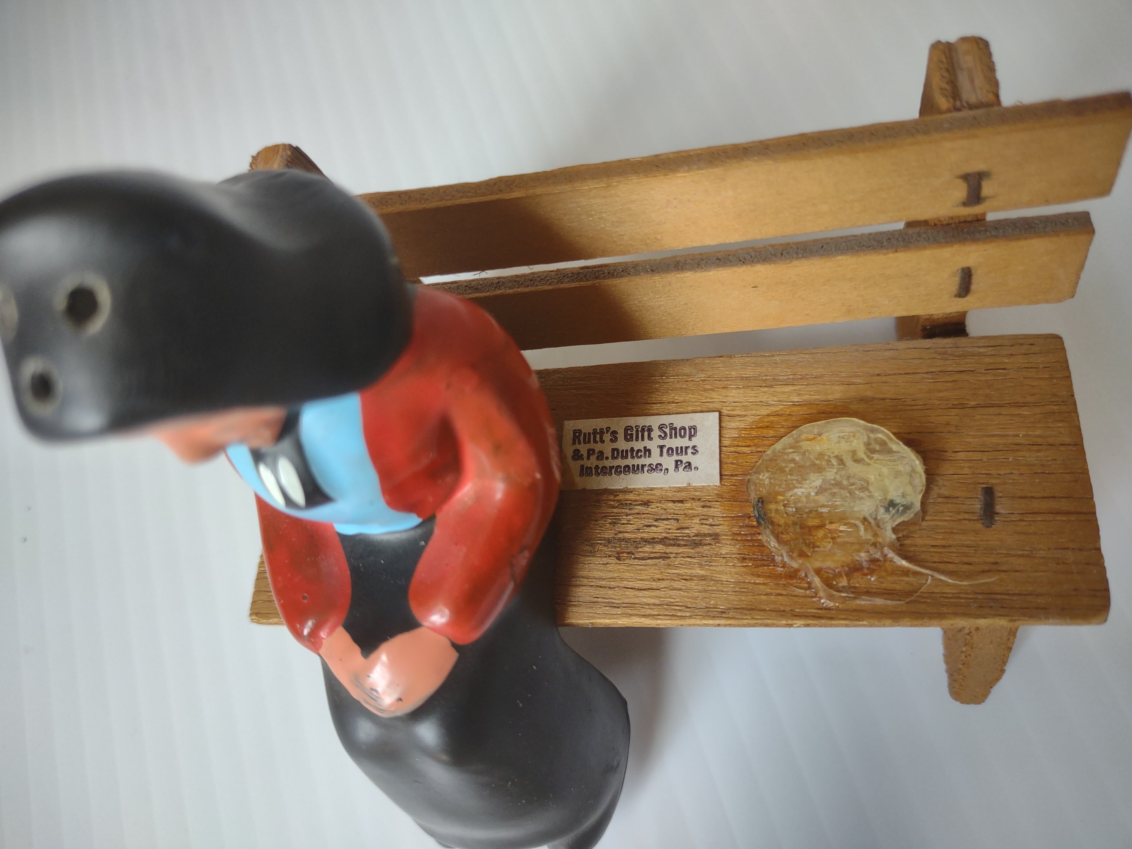 Vintage Amish Couple S&P Shakers on Wood Bench Rutt's Gift Shop Intercourse PA [6628]