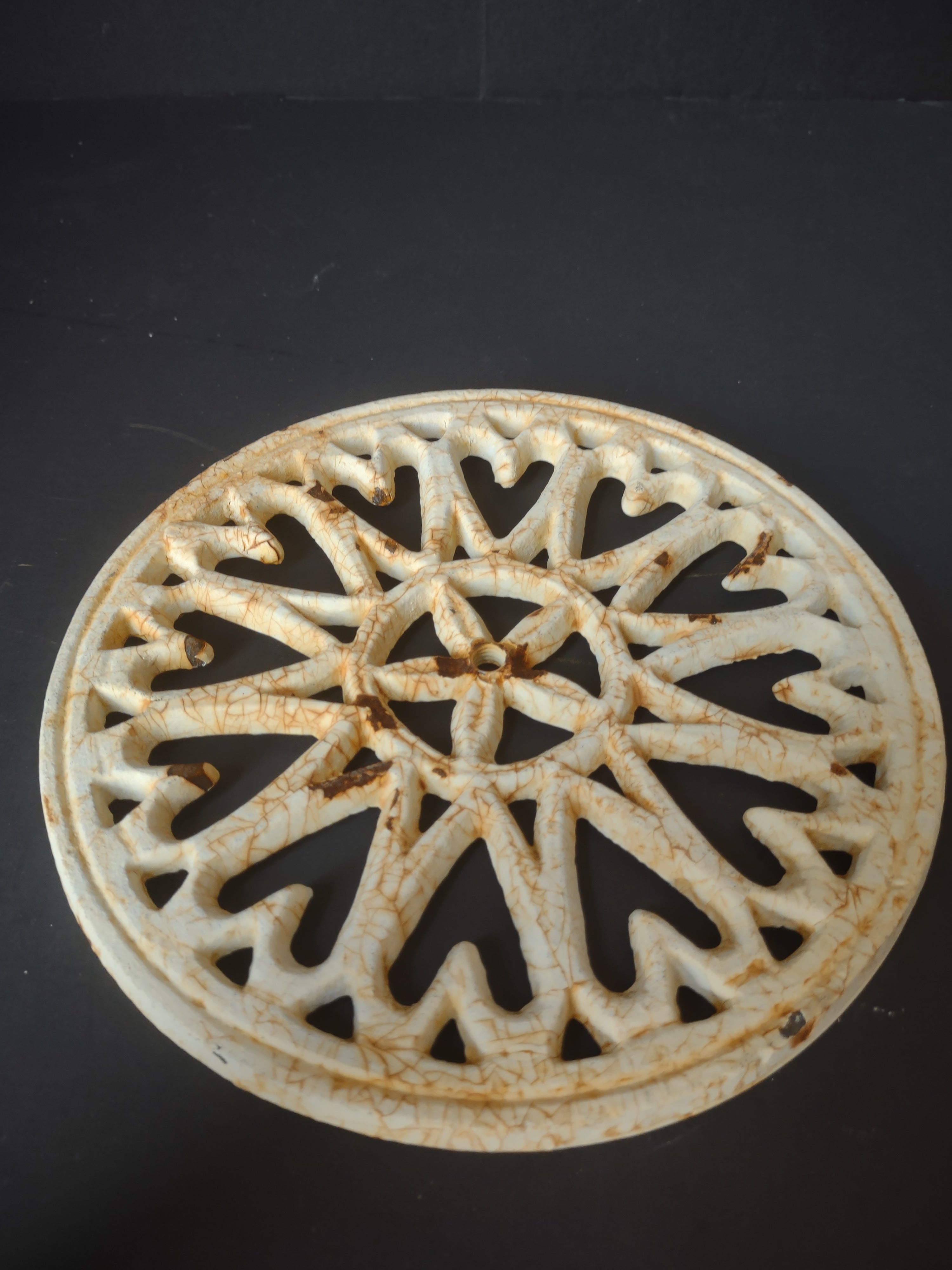 Vintage Cast Iron Enamel Trivet Off-White Openwork Snowflake Hearts Round 7" [6627]