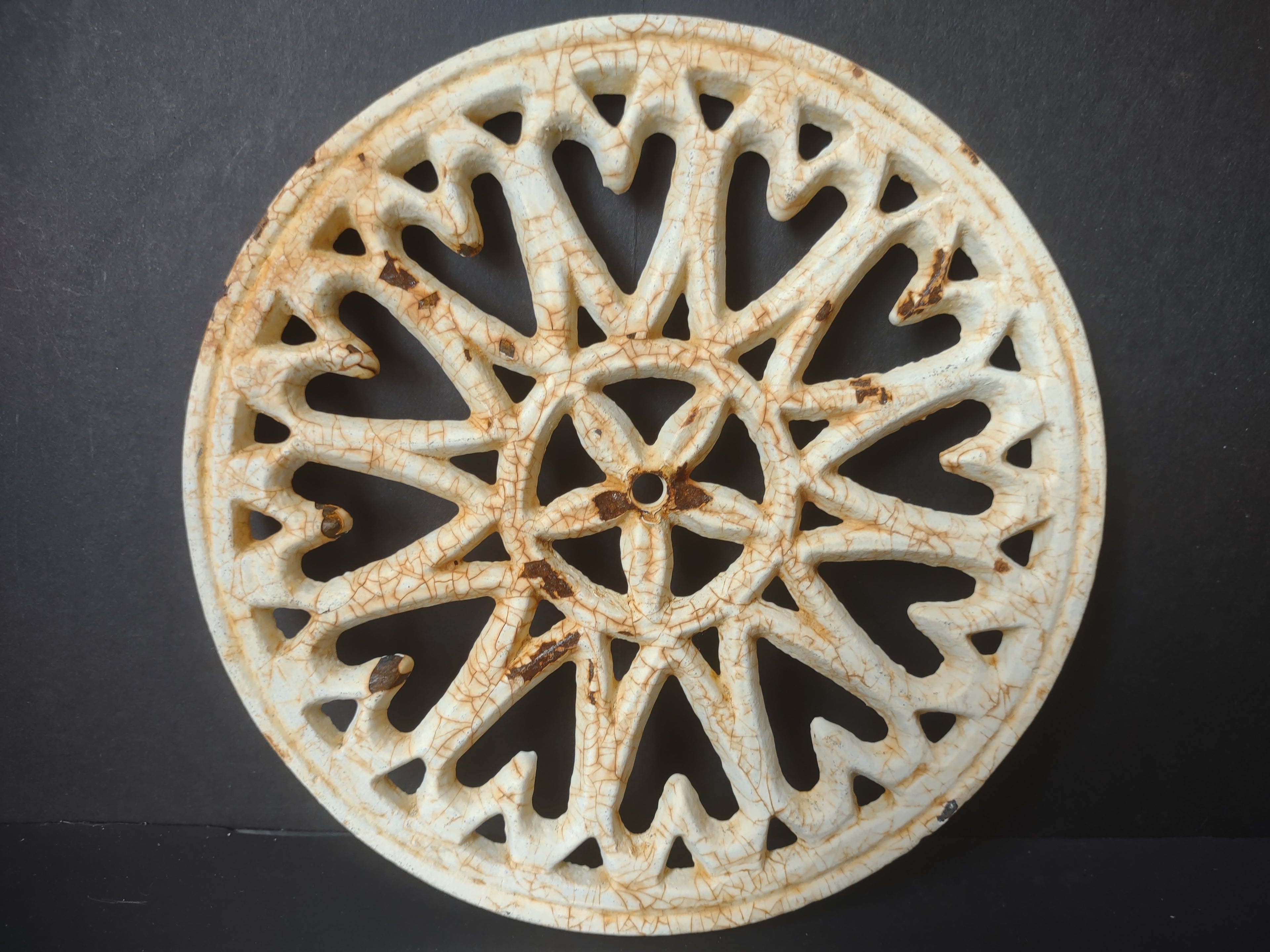 Vintage Cast Iron Enamel Trivet Off-White Openwork Snowflake Hearts Round 7" [6627]