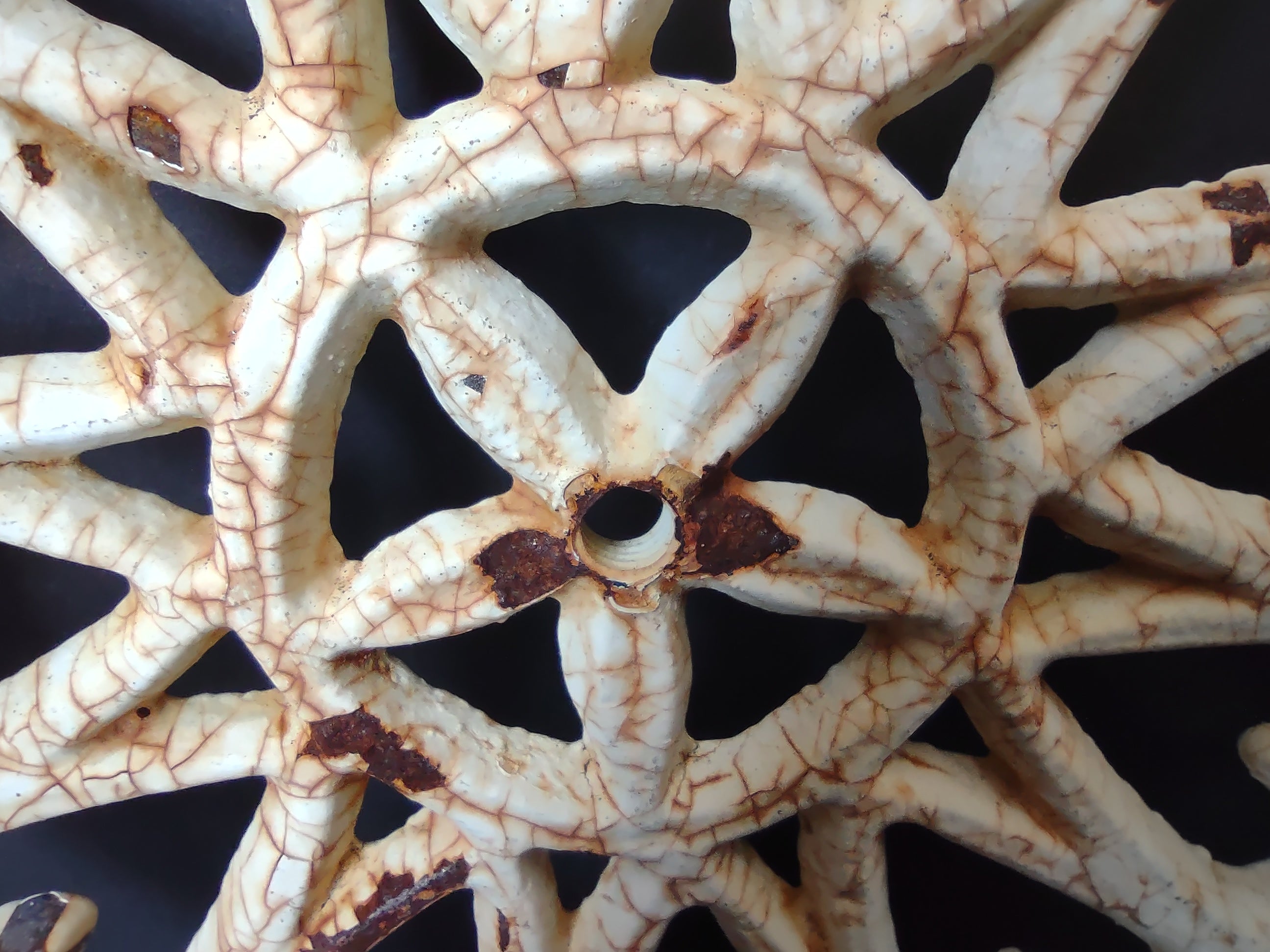 Vintage Cast Iron Enamel Trivet Off-White Openwork Snowflake Hearts Round 7" [6627]