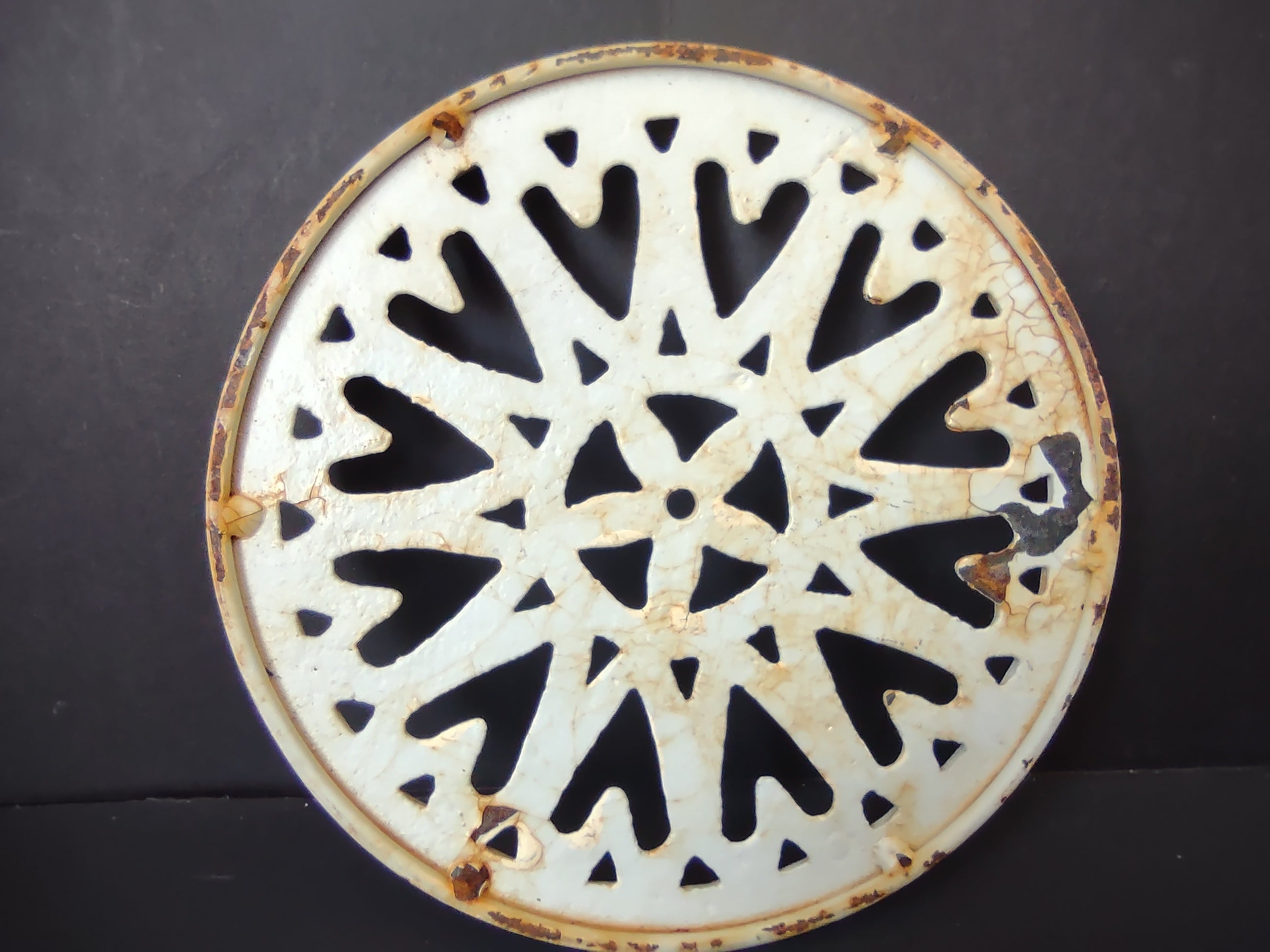 Vintage Cast Iron Enamel Trivet Off-White Openwork Snowflake Hearts Round 7" [6627]