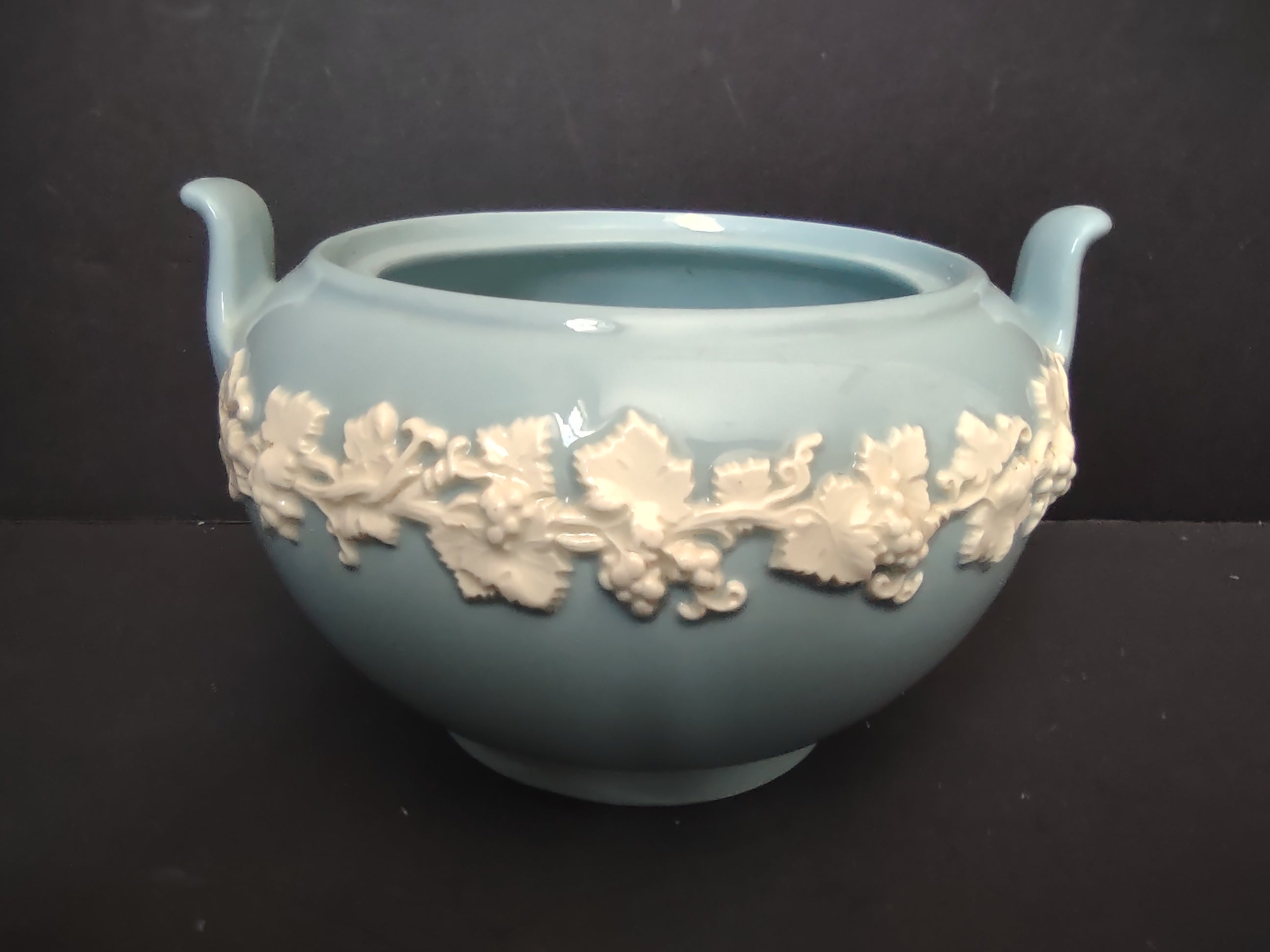 Vintage Wedgwood Queens Ware Blue Grapevine Relief Bowl England REPAIRED [6665]