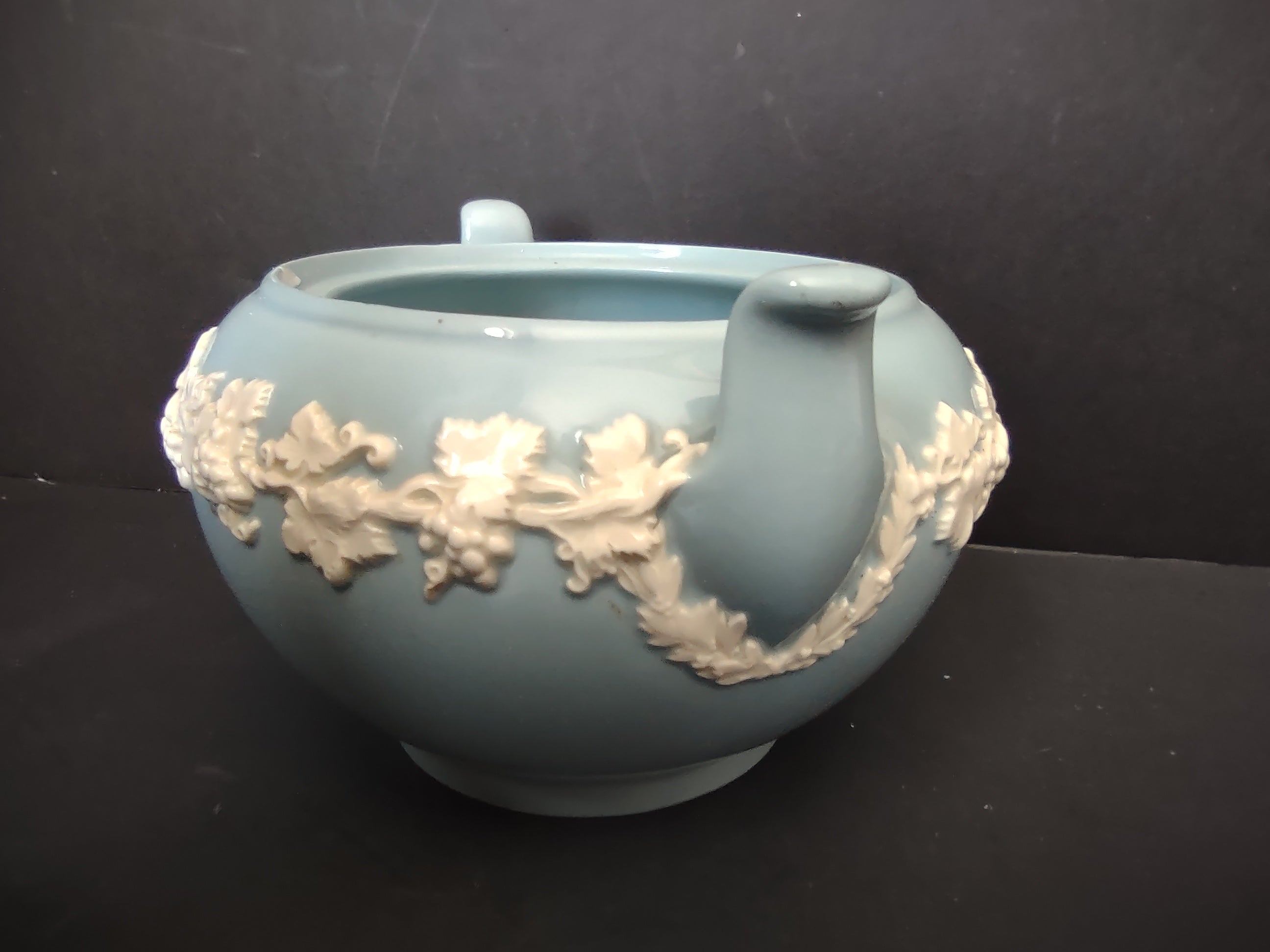 Vintage Wedgwood Queens Ware Blue Grapevine Relief Bowl England REPAIRED [6665]