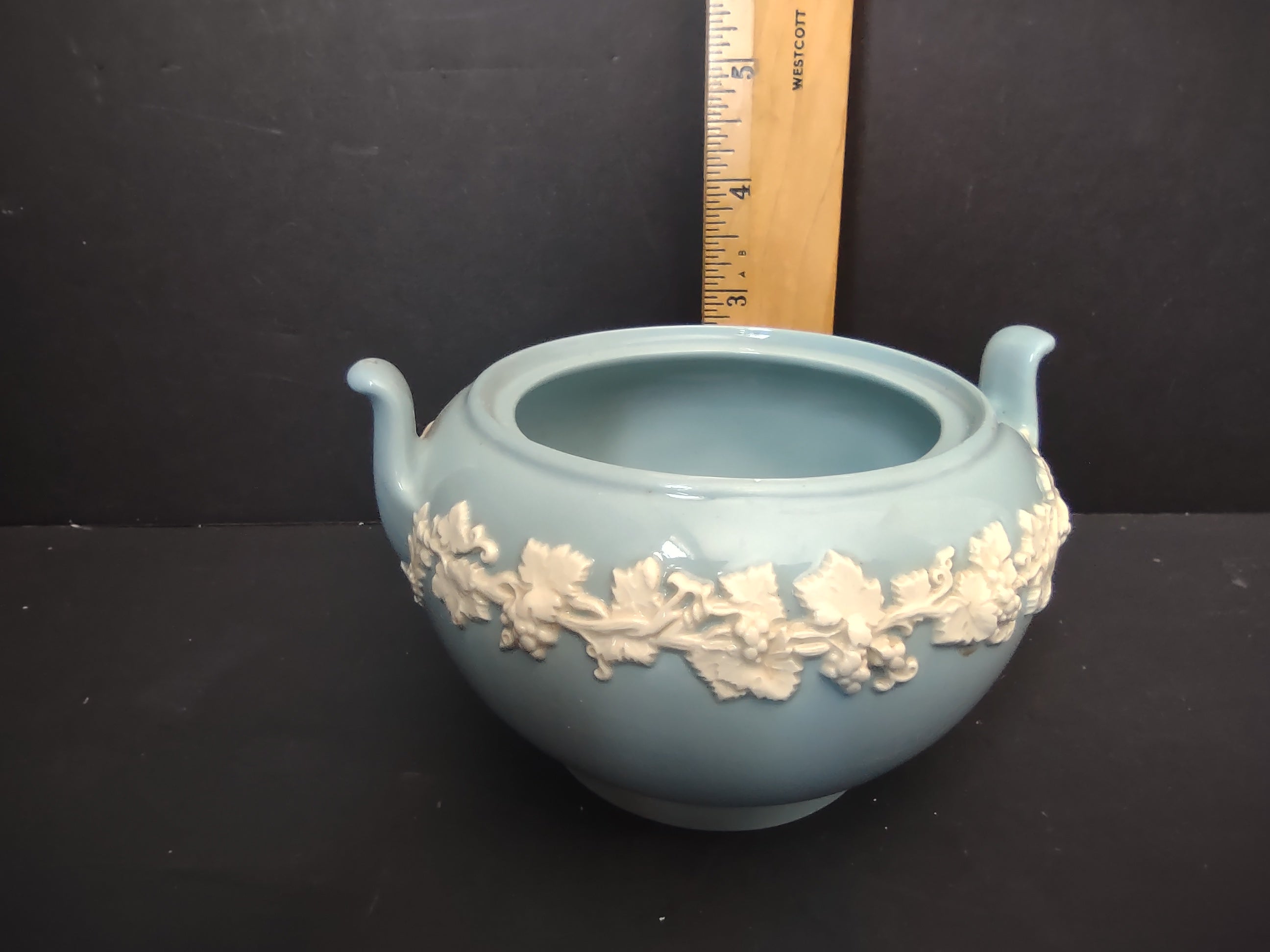Vintage Wedgwood Queens Ware Blue Grapevine Relief Bowl England REPAIRED [6665]
