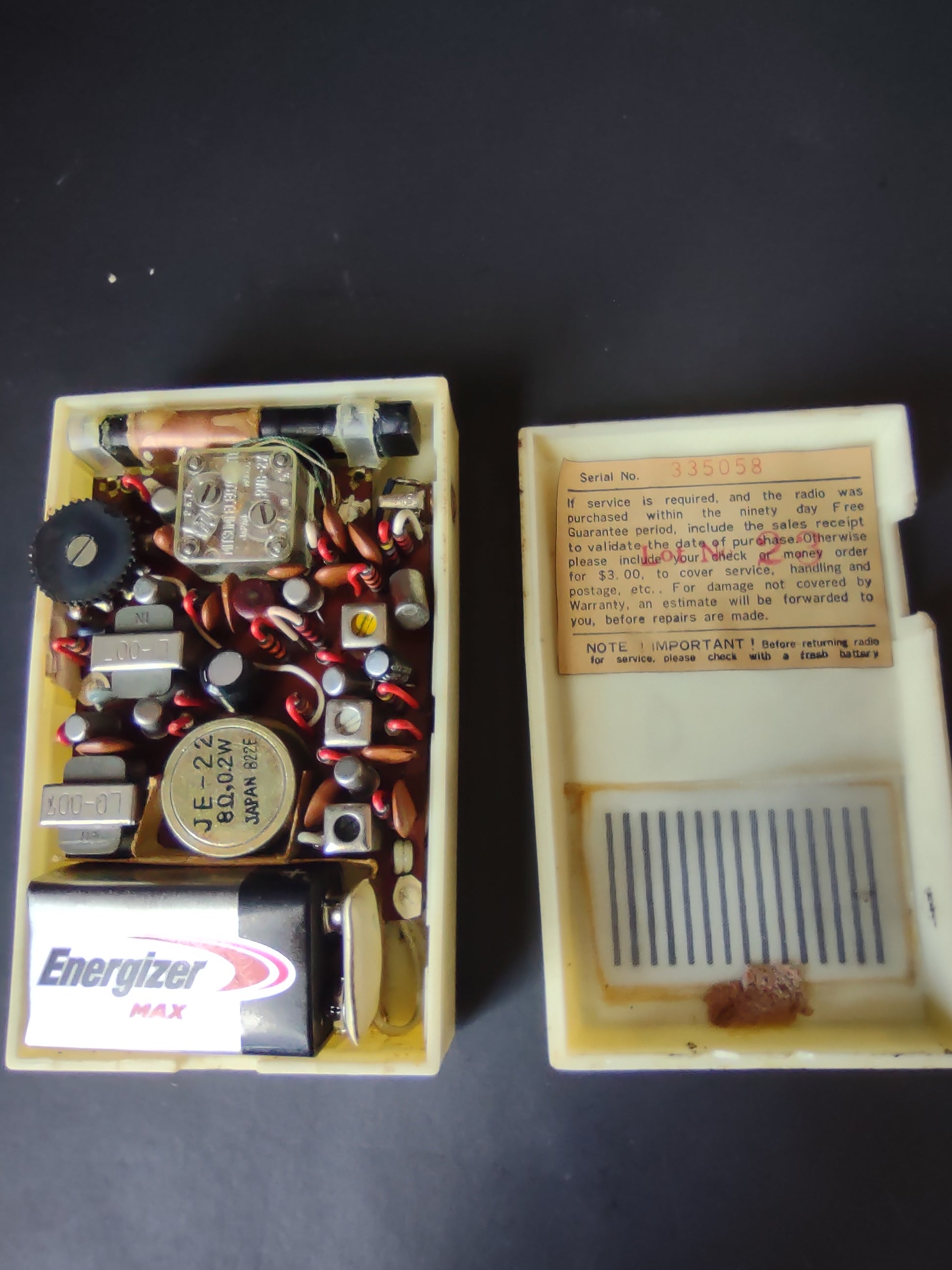 Vintage Realtone 8 Transistor Radio TR-1843 Cream w/ Leather Case Works [6692]