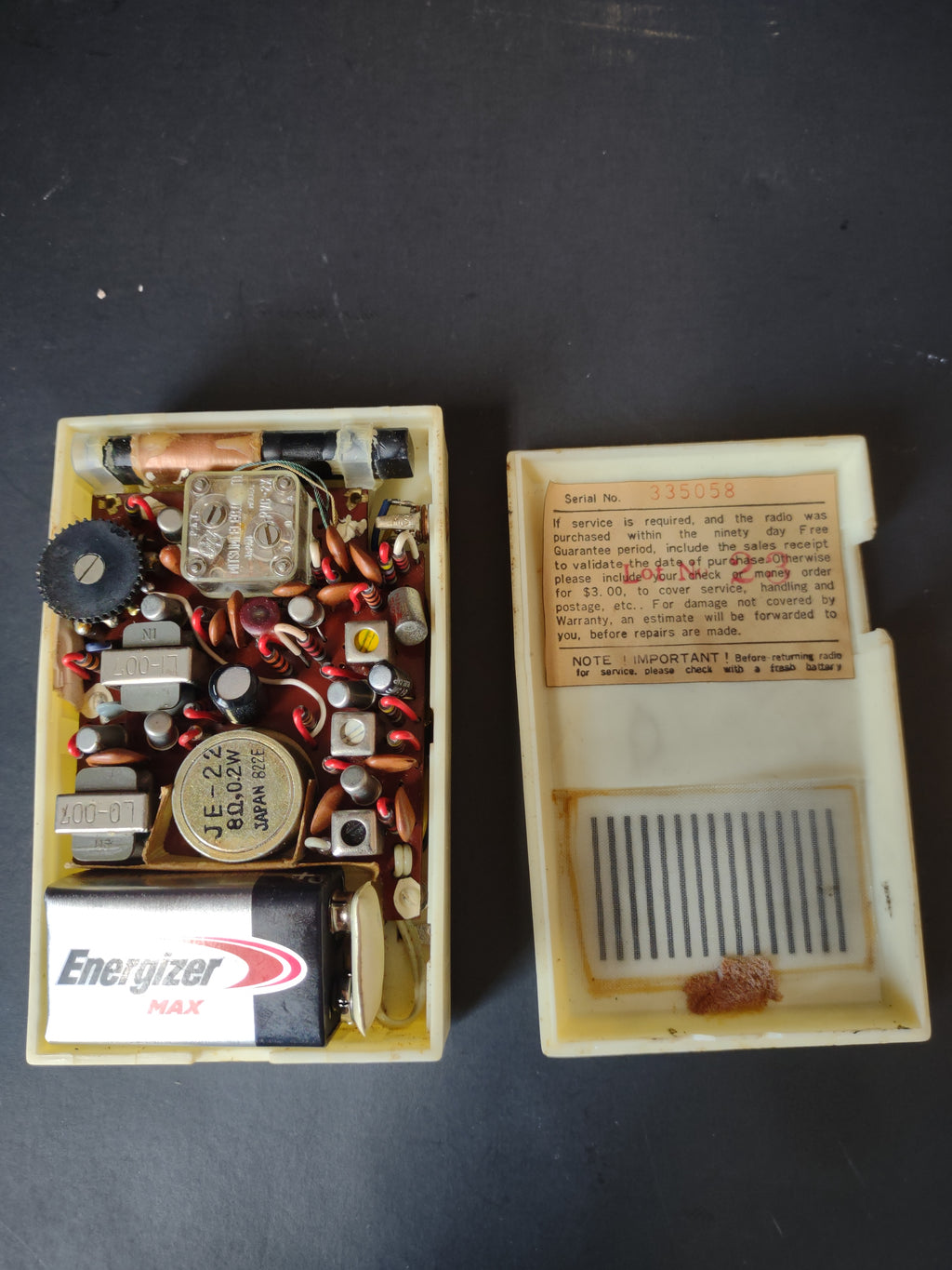 Vintage Realtone 8 Transistor Radio TR-1843 Cream w/ Leather Case Works [6692]