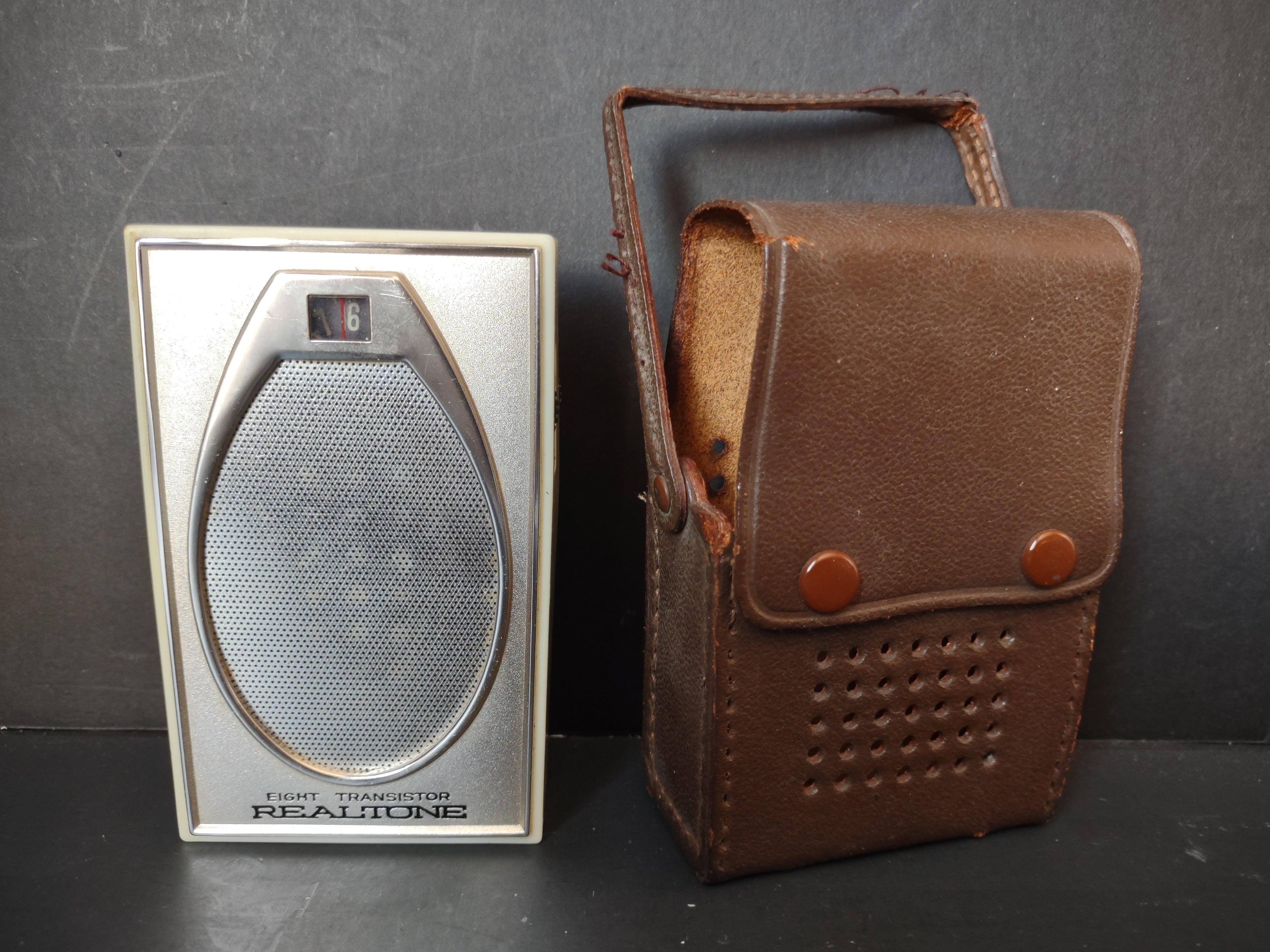 Vintage Realtone 8 Transistor Radio TR-1843 Cream w/ Leather Case Works [6692]