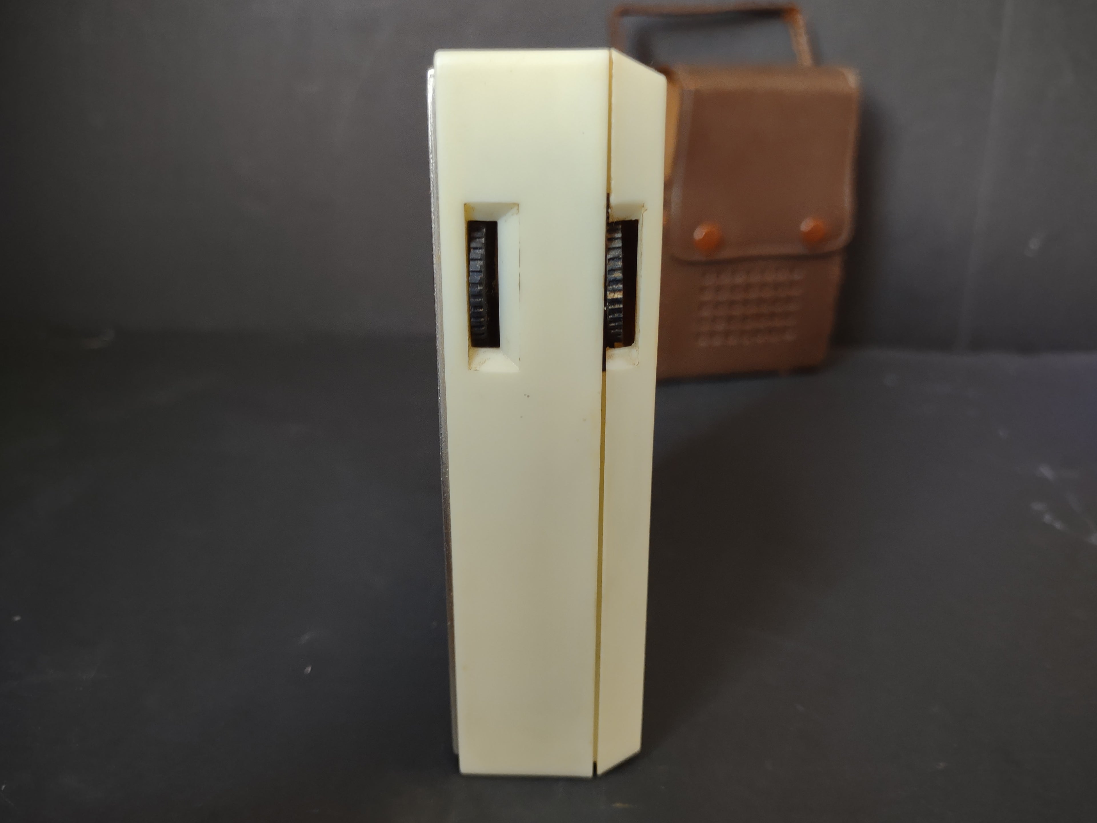 Vintage Realtone 8 Transistor Radio TR-1843 Cream w/ Leather Case Works [6692]