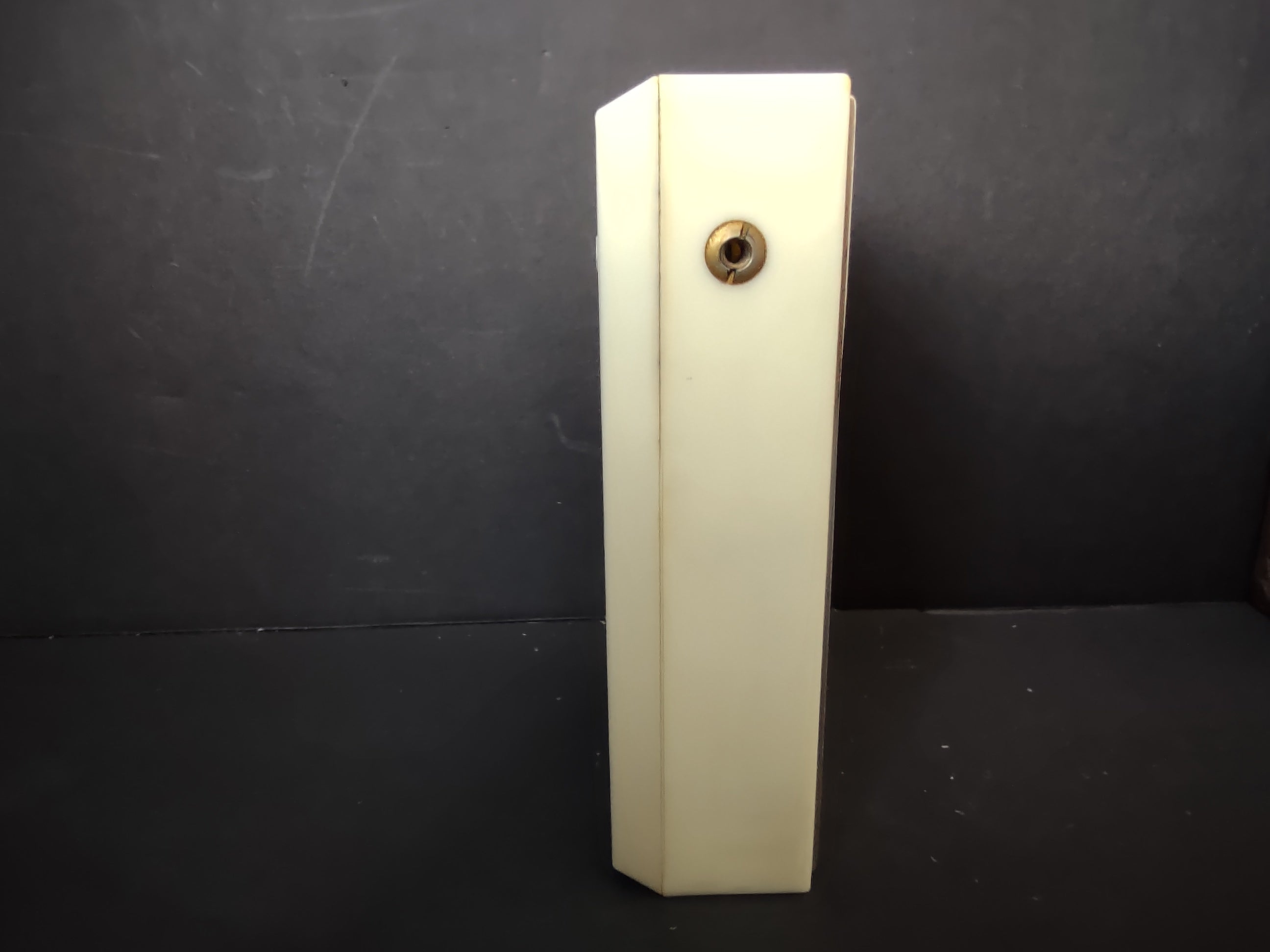 Vintage Realtone 8 Transistor Radio TR-1843 Cream w/ Leather Case Works [6692]
