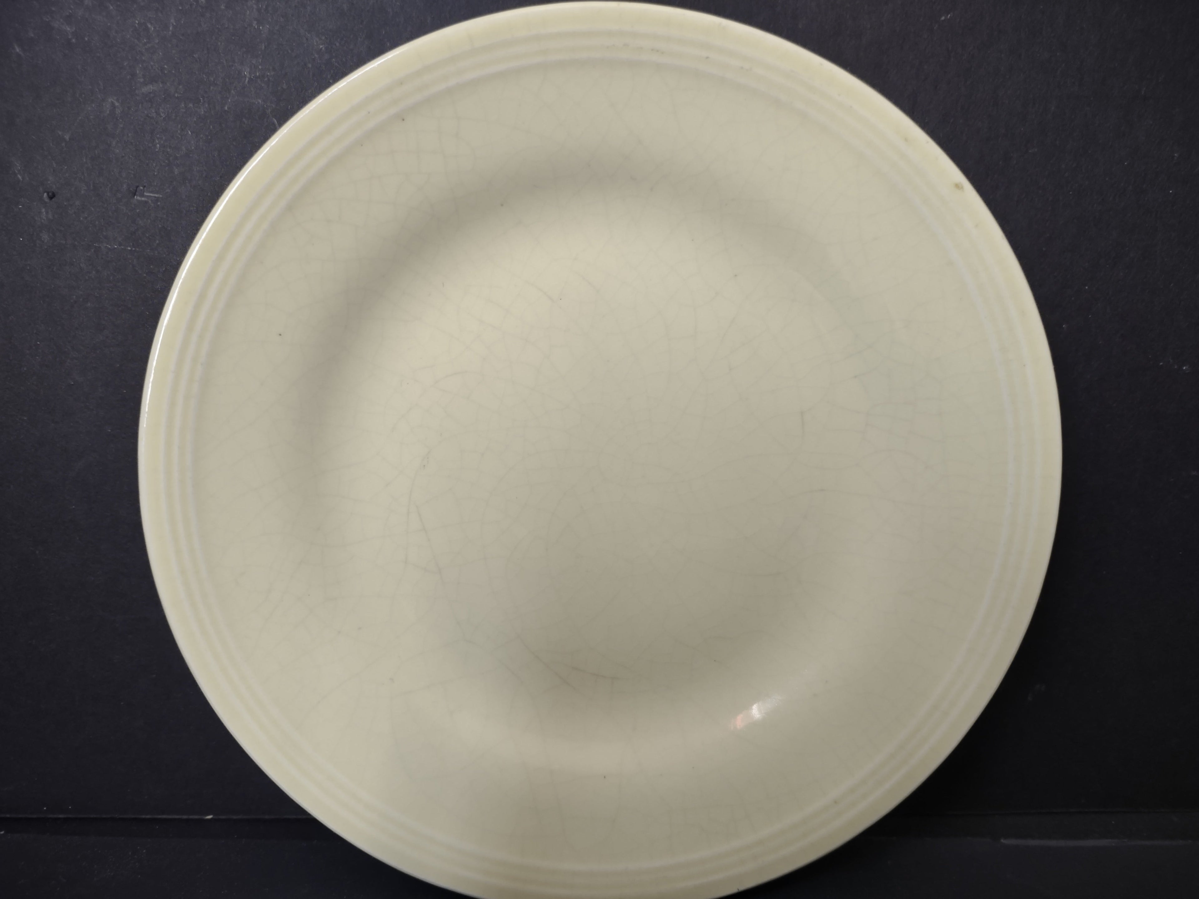 Vintage Unbranded Off-White Ribbed Rim Plate 6" - front view