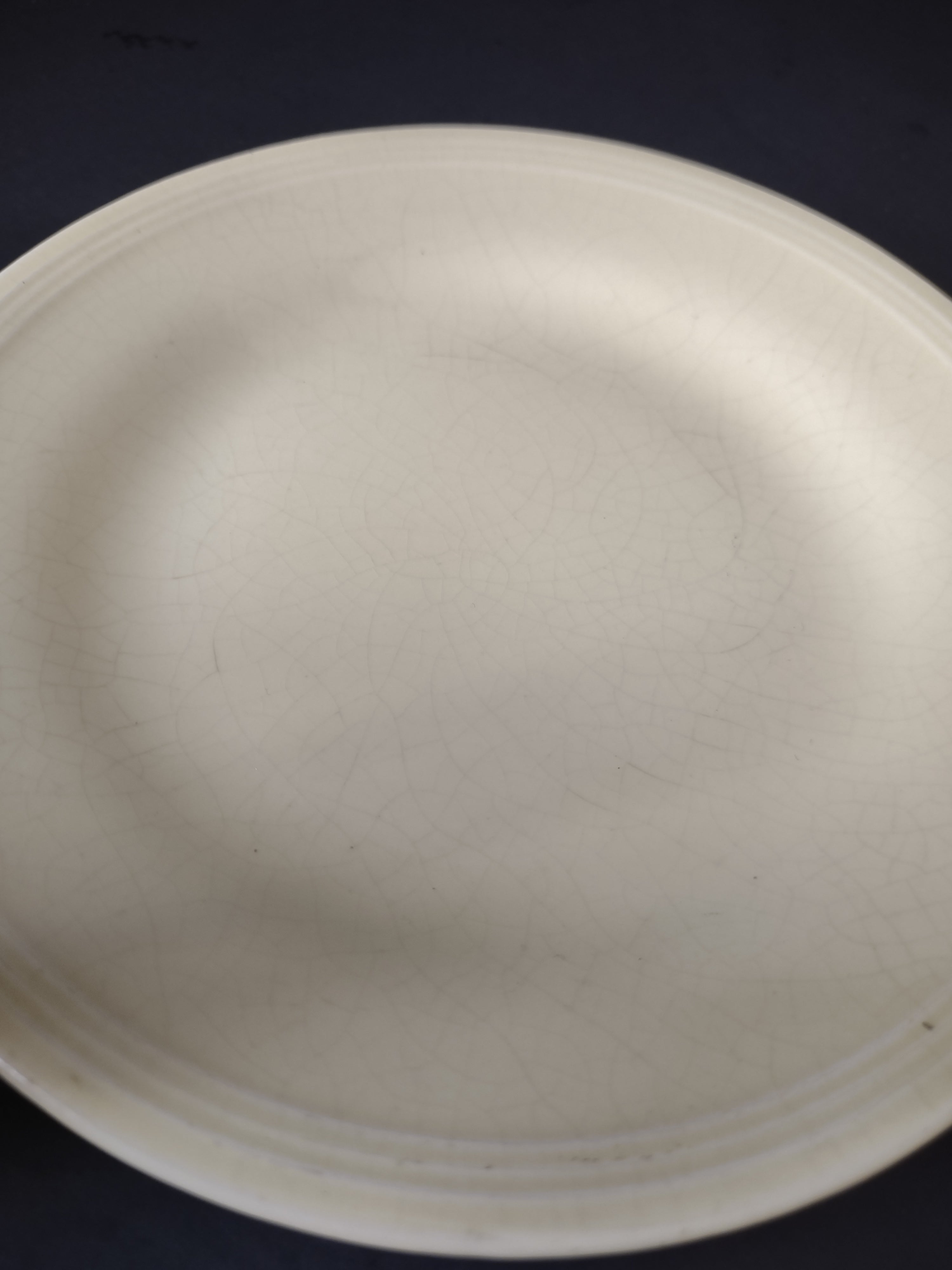 Vintage Unbranded Off-White Ribbed Rim Plate 6" - front angled view