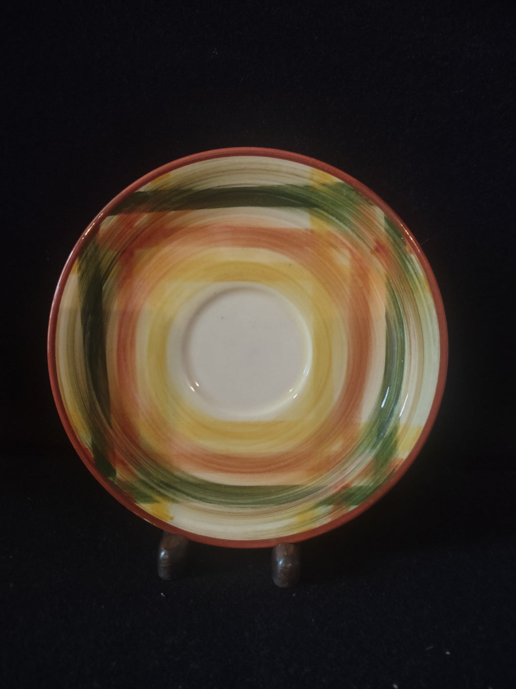 Side view of saucer showing depth and rim