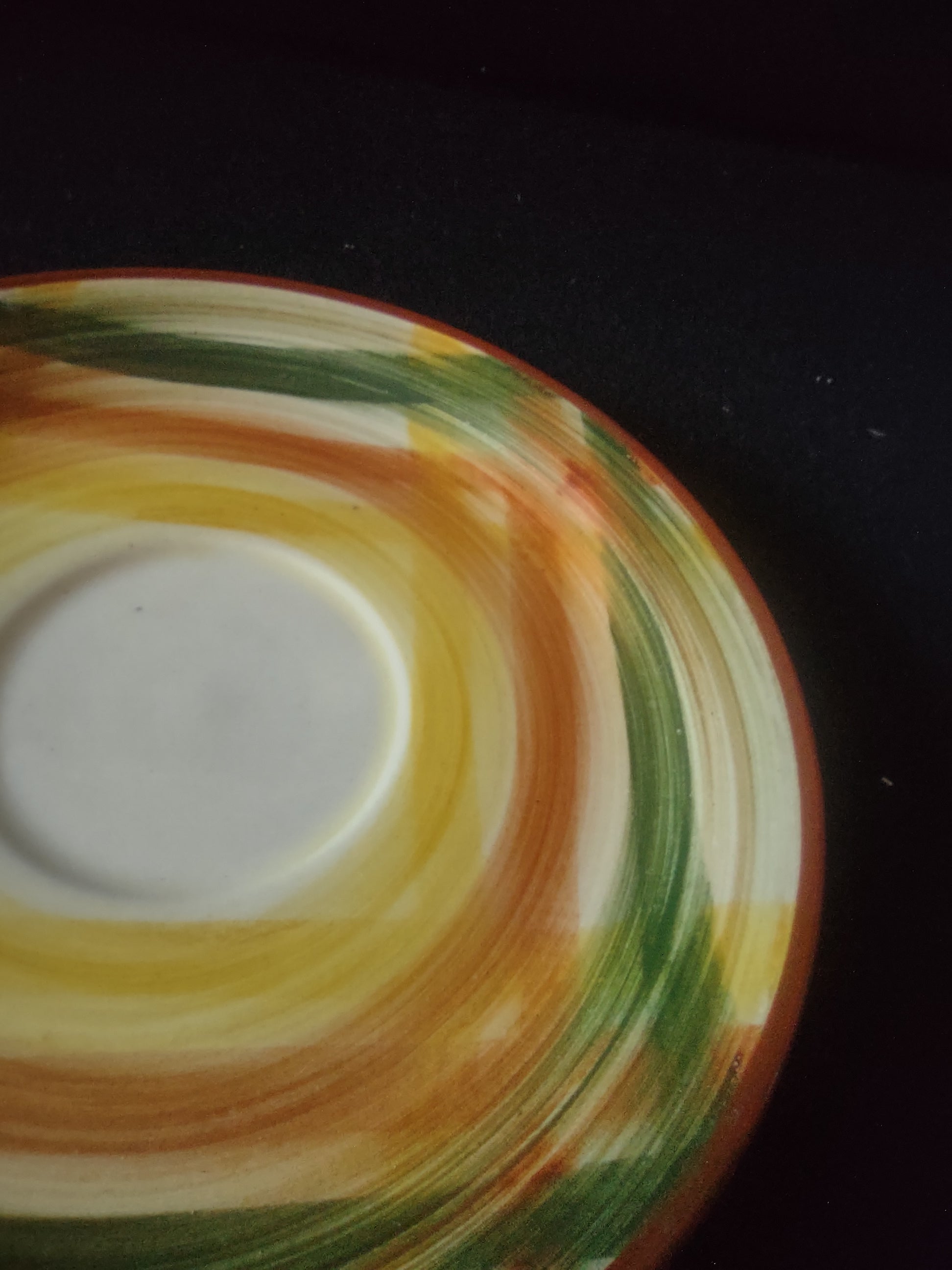 Side profile of Vernon Kilns Homespun saucer showing terracotta rim