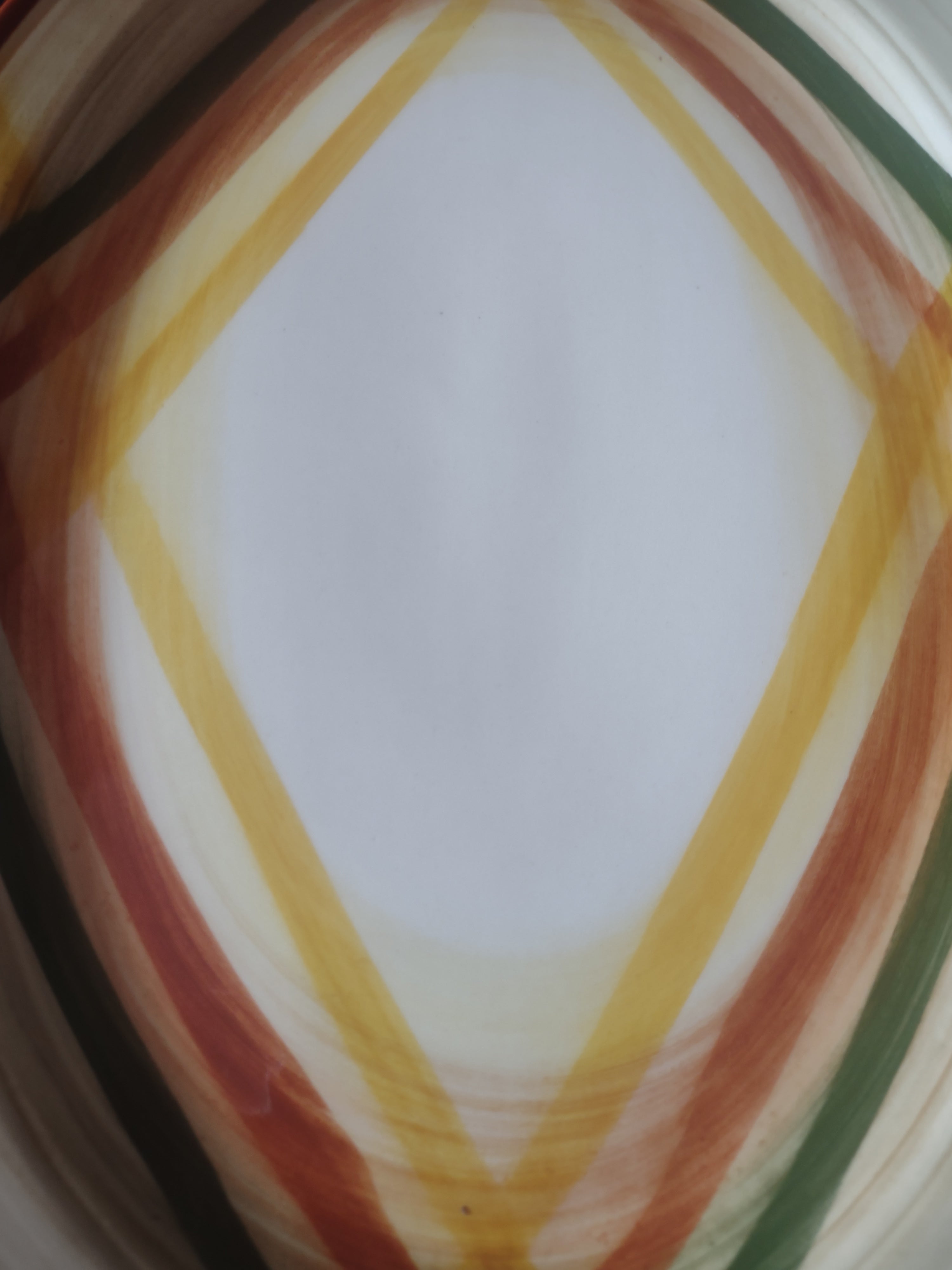 Close-up of plaid stripe crossing pattern at top of platter