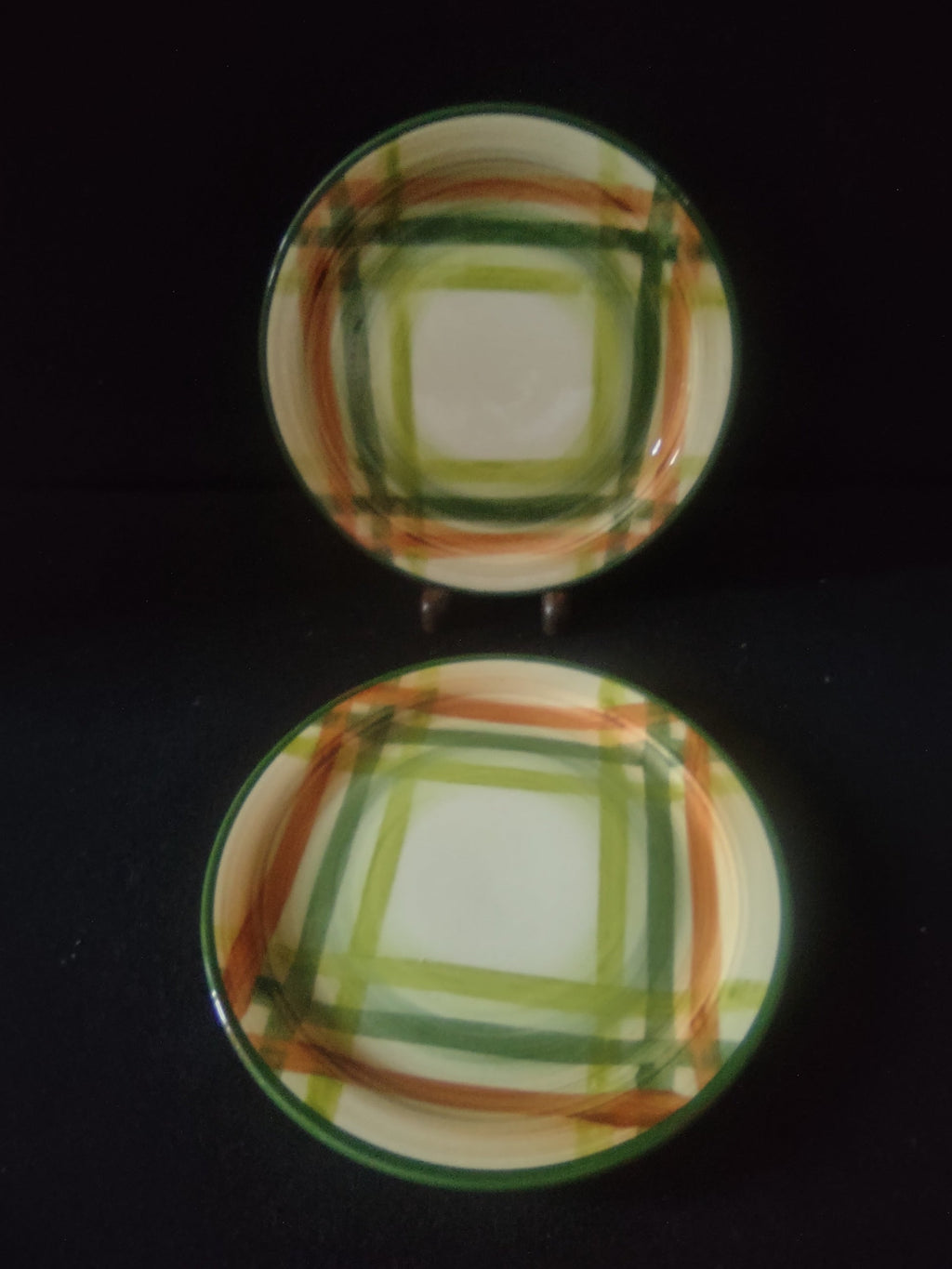 Tam O'Shanter Plaid plate - back/bottom view showing off-white undecorated reverse