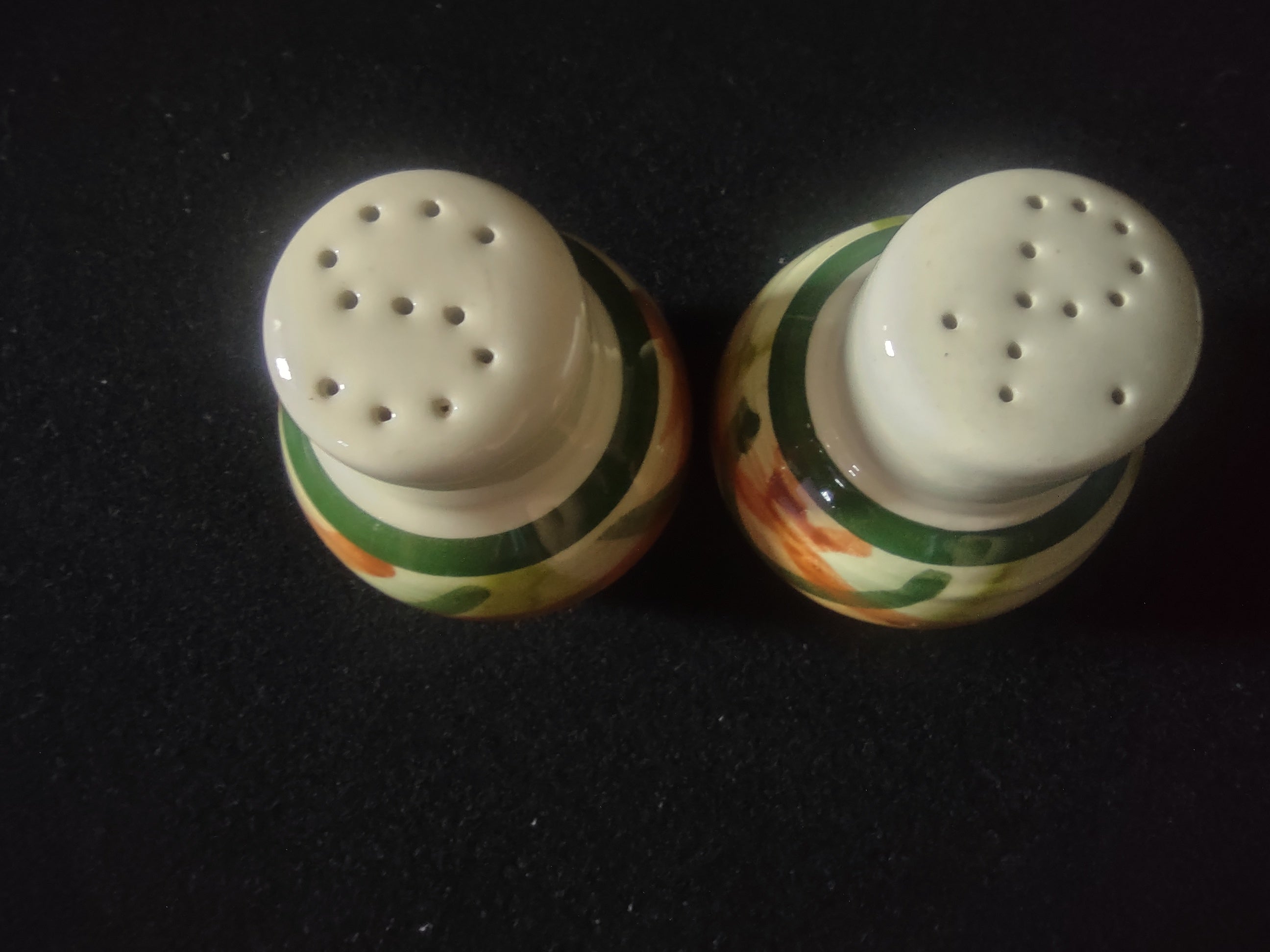 Vernonware Tam O'Shanter salt and pepper shakers opposite side view