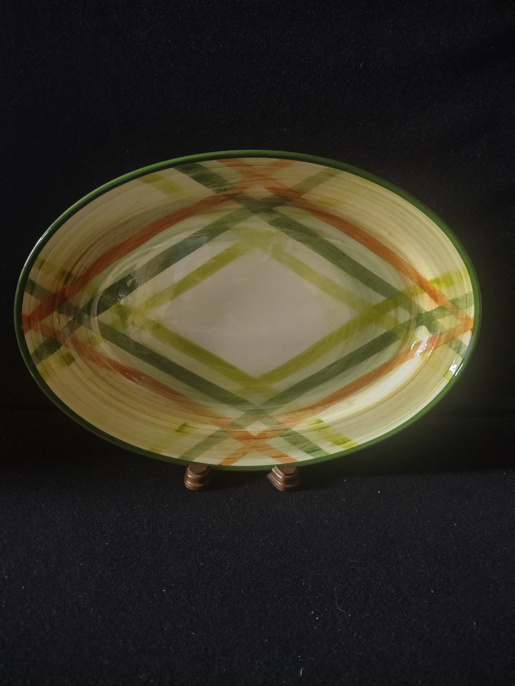 Vernonware Tam O'Shanter platter angled rim and pattern detail
