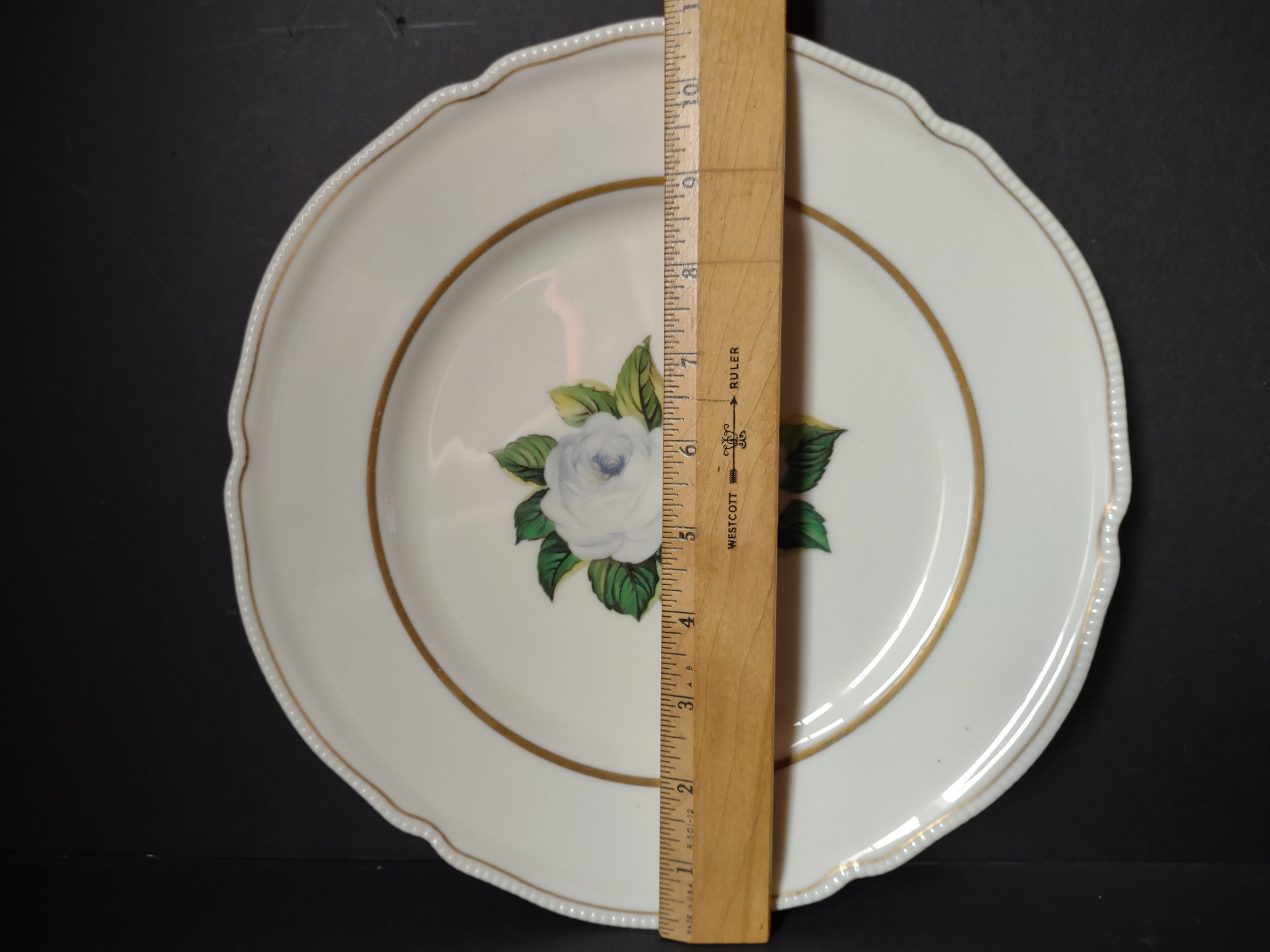 Castleton China York Rose plate close-up of white and lavender rose bouquet