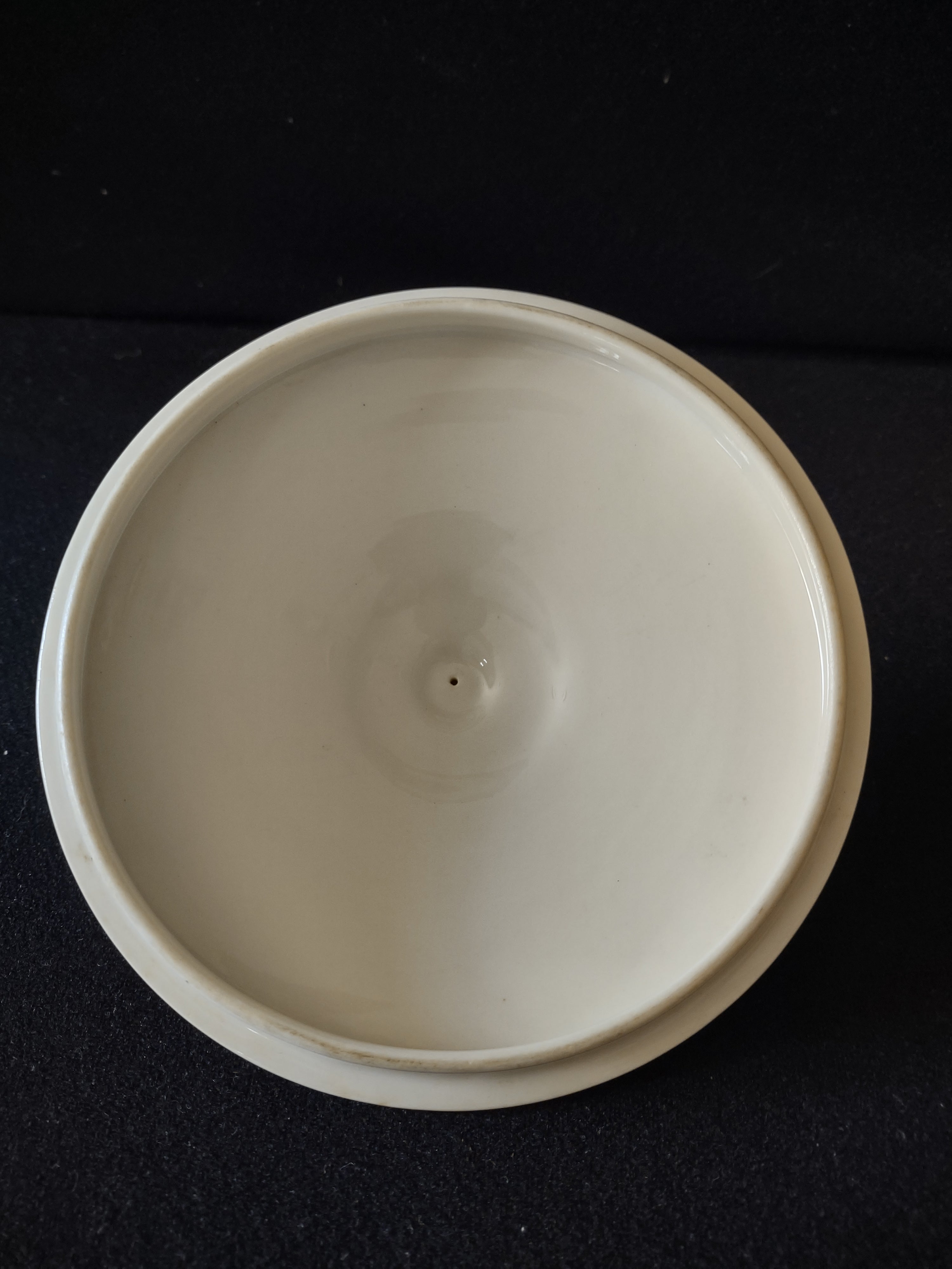 Vintage Blue & Gold Fleur-de-Lis Porcelain Lid [6902] - underside view showing plain off-white glaze