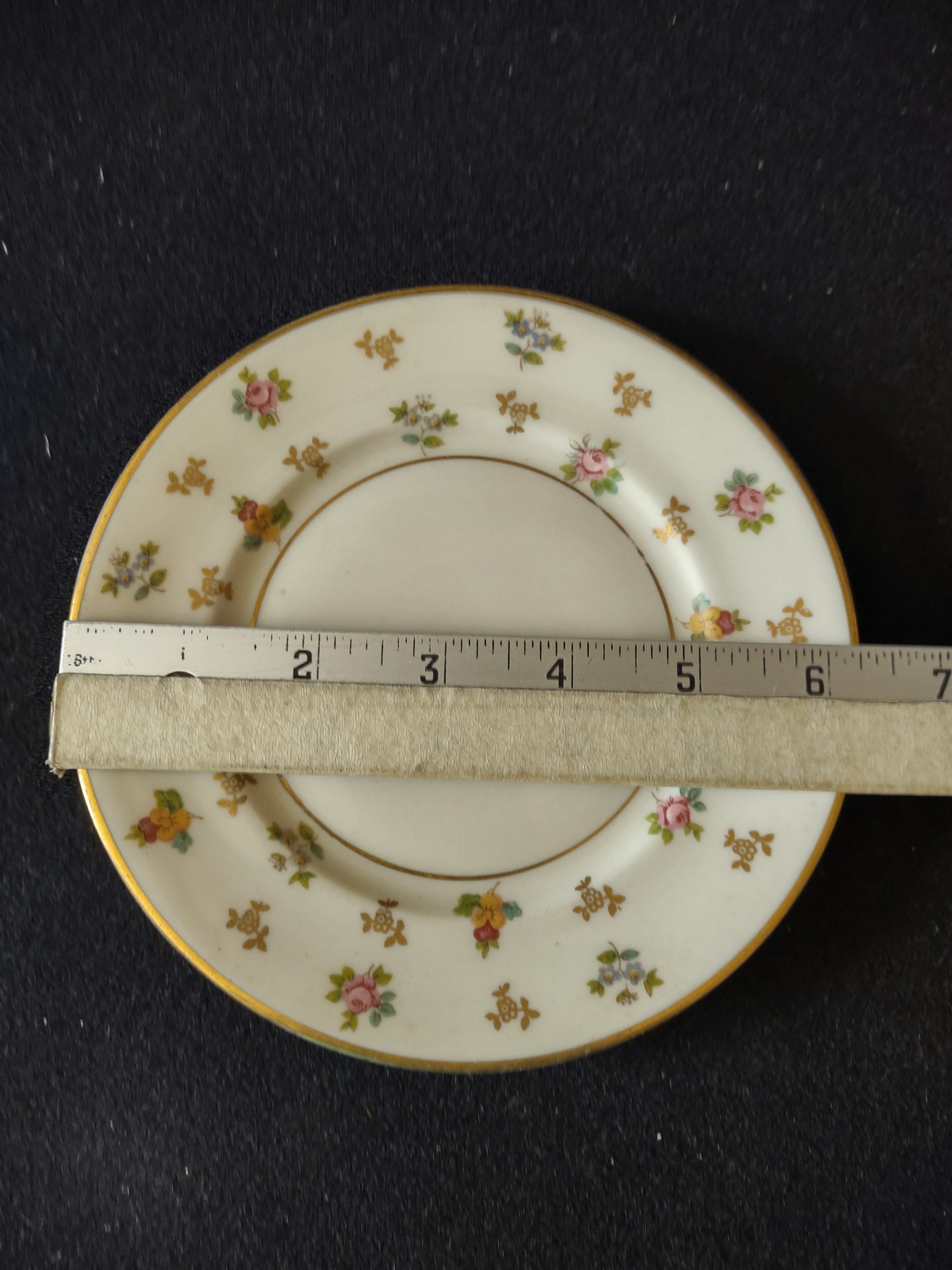 Vintage Lamberton China Vogue Floral Plate Set of 8 [6903] - full set of 8 plates showing scattered floral pattern and gold rim