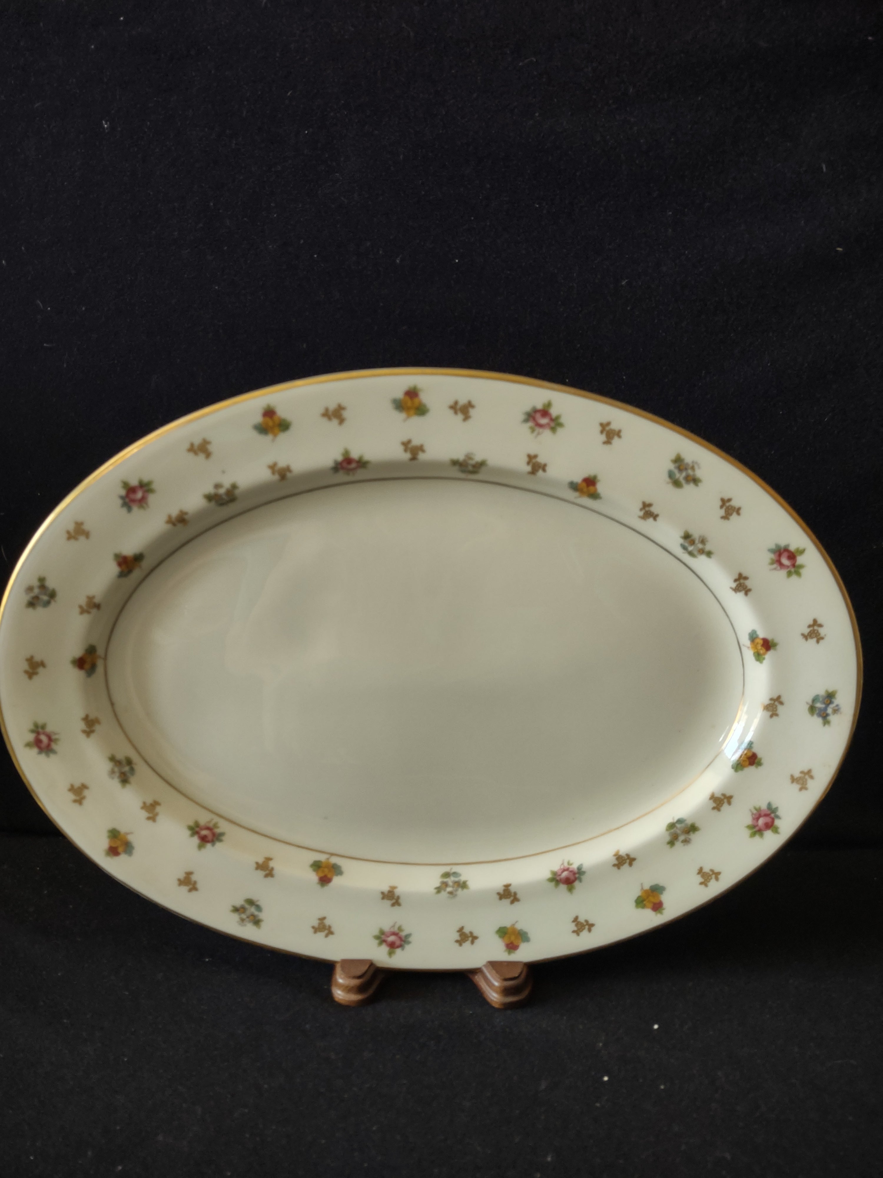 Full front view of oval serving platter on display stand