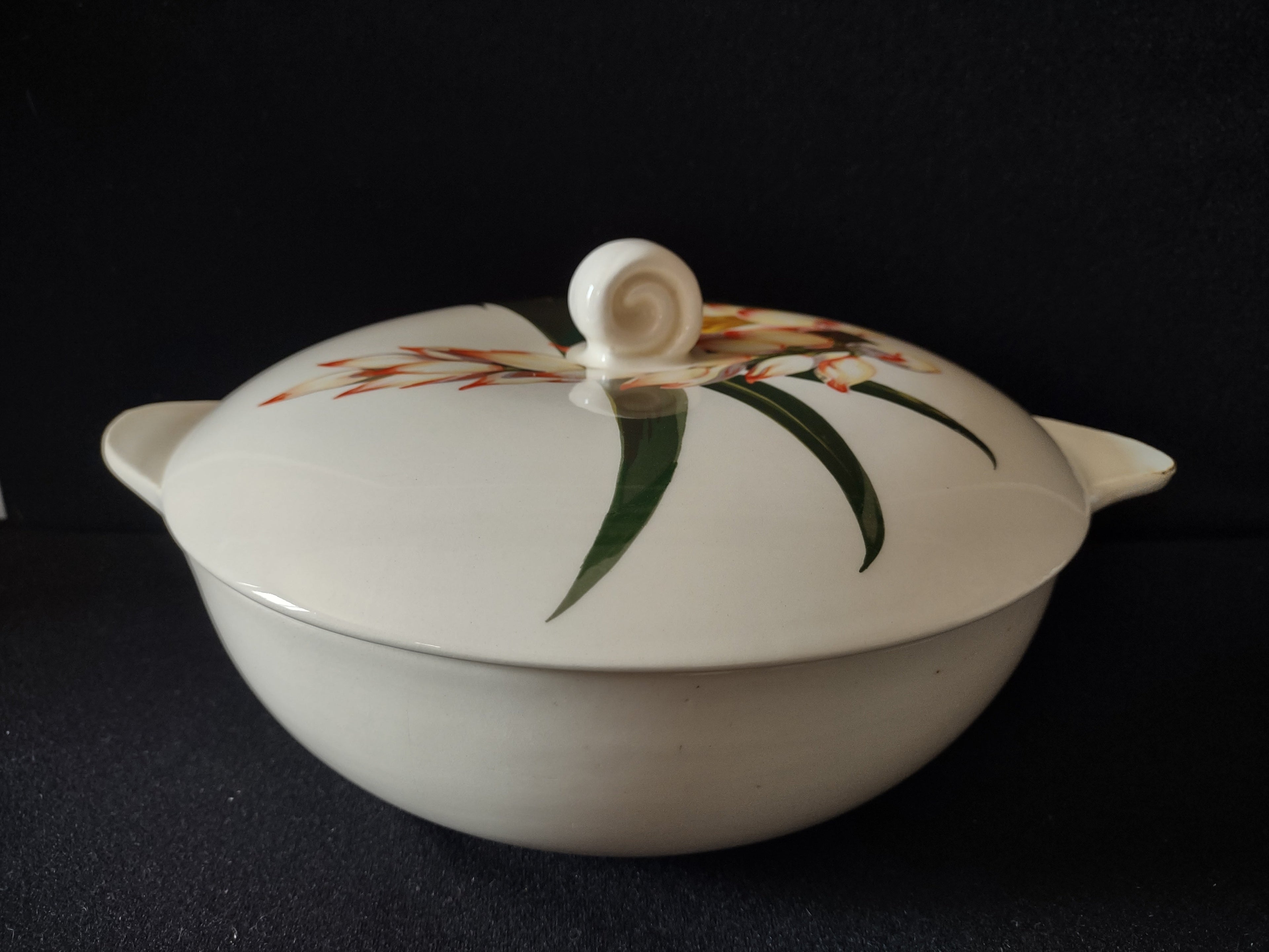 Santa Anita Ware Shell Ginger lid top view showing pattern detail