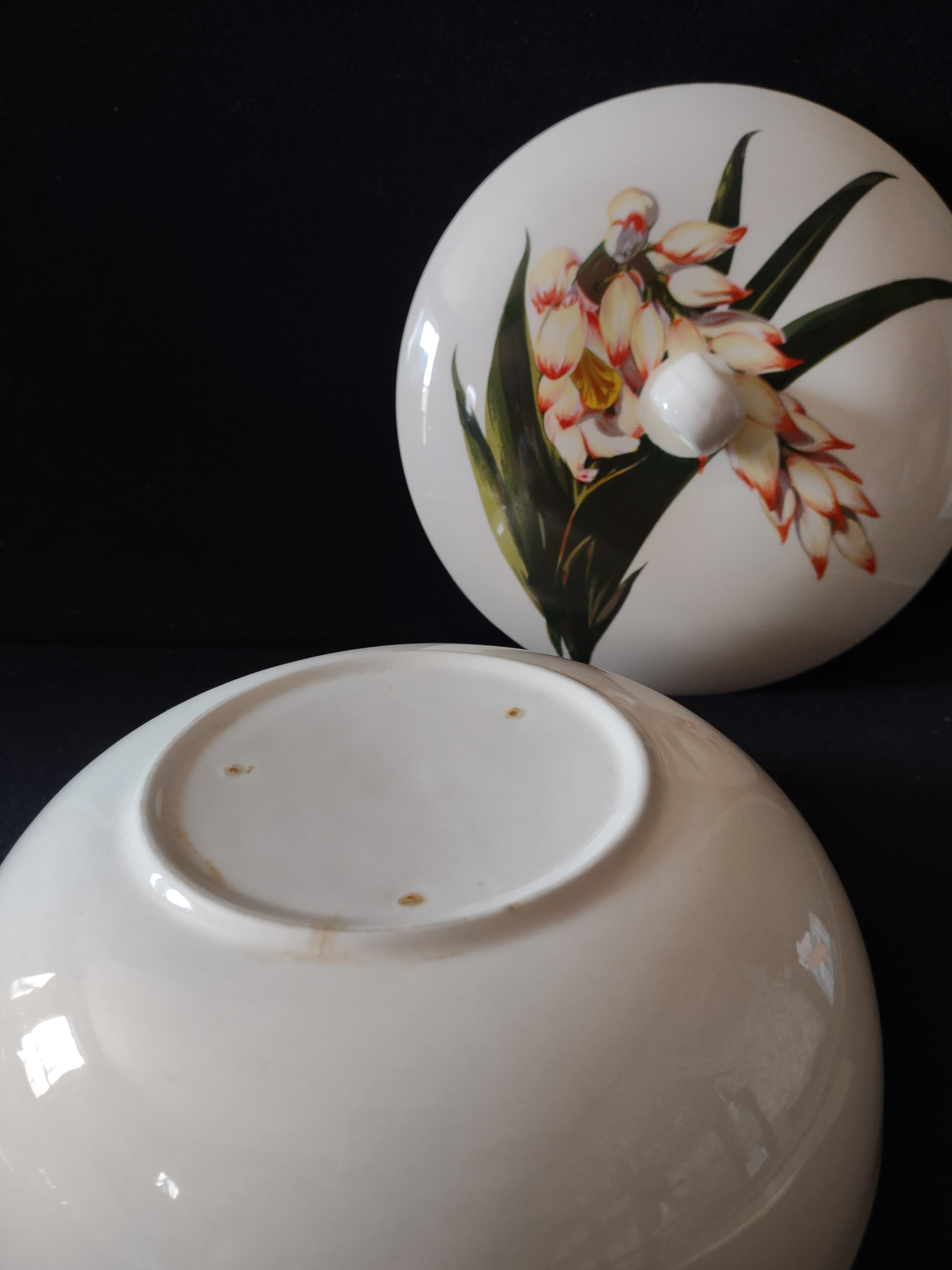 Santa Anita Ware Shell Ginger covered vegetable bowl with lid side view