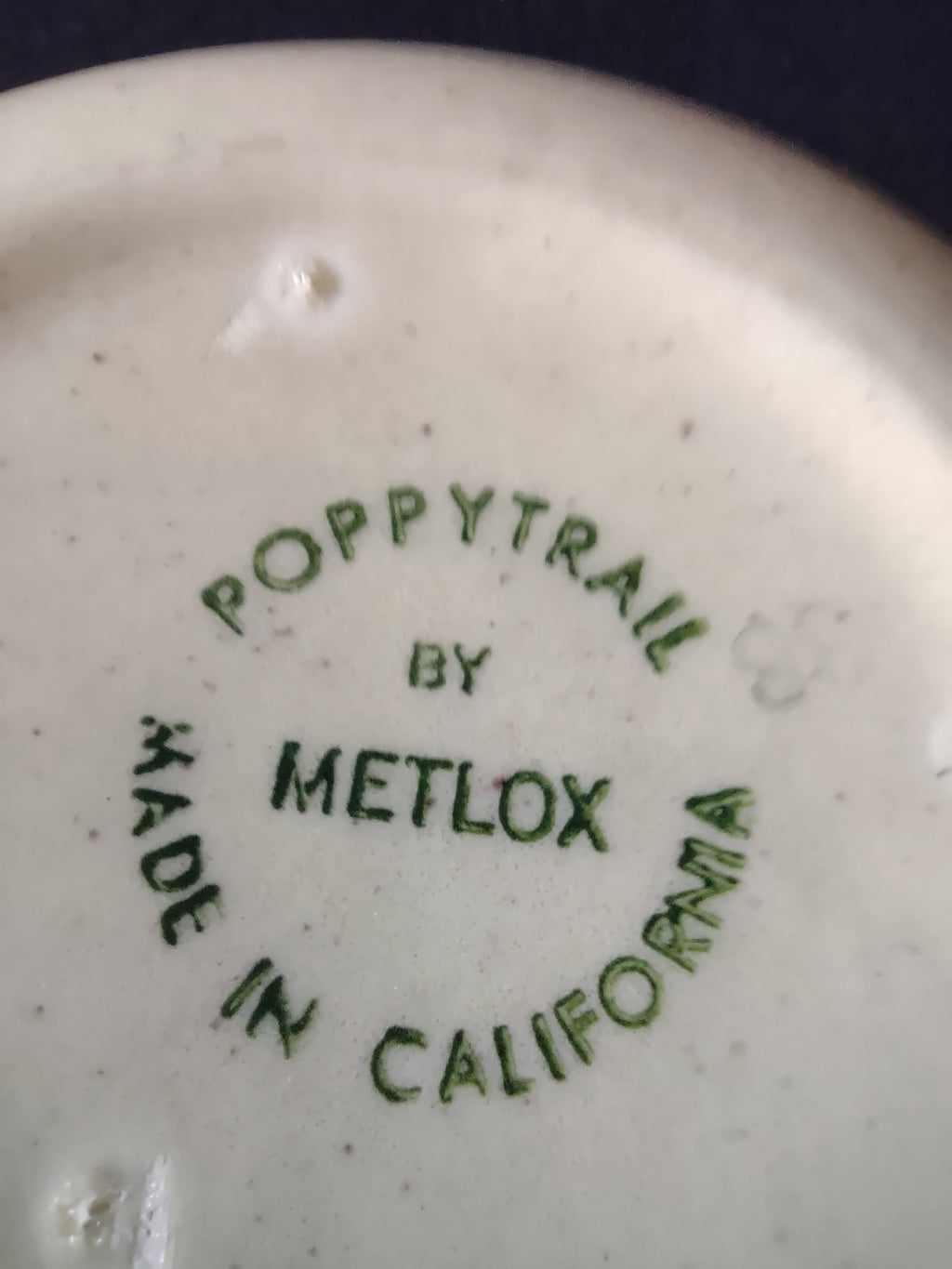 Side profile of handled bowl with green ruffled handle